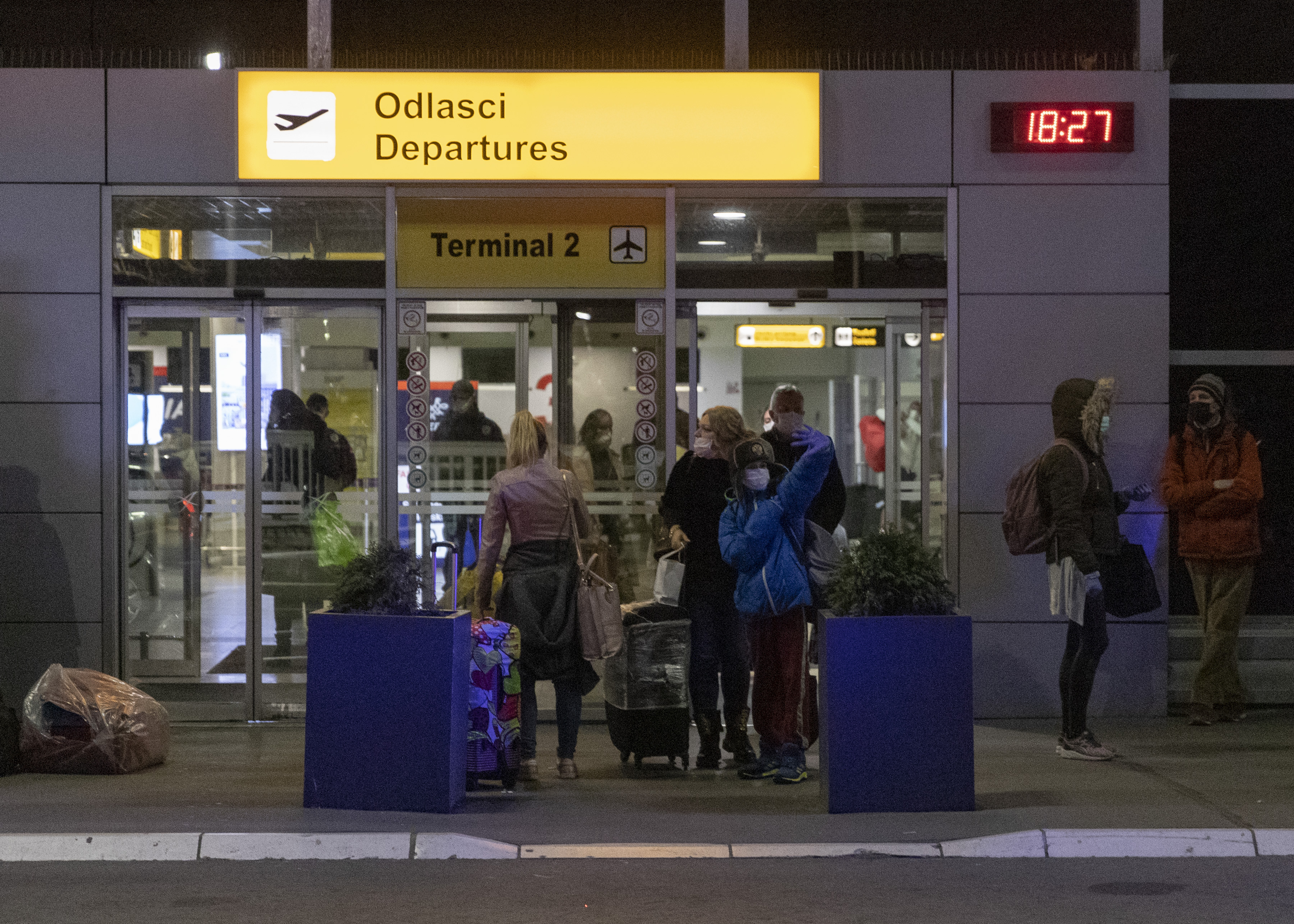 Beograd, 23. marta 2020.- Avion Er Srbije koji je "pokupio" nase drzavljane u Moskvi, vratio se u Beograd i sleteo na aerodrom "Nikola Tesla". FOTO TANJUG/ ANDRIJA VUKELIC/ nr