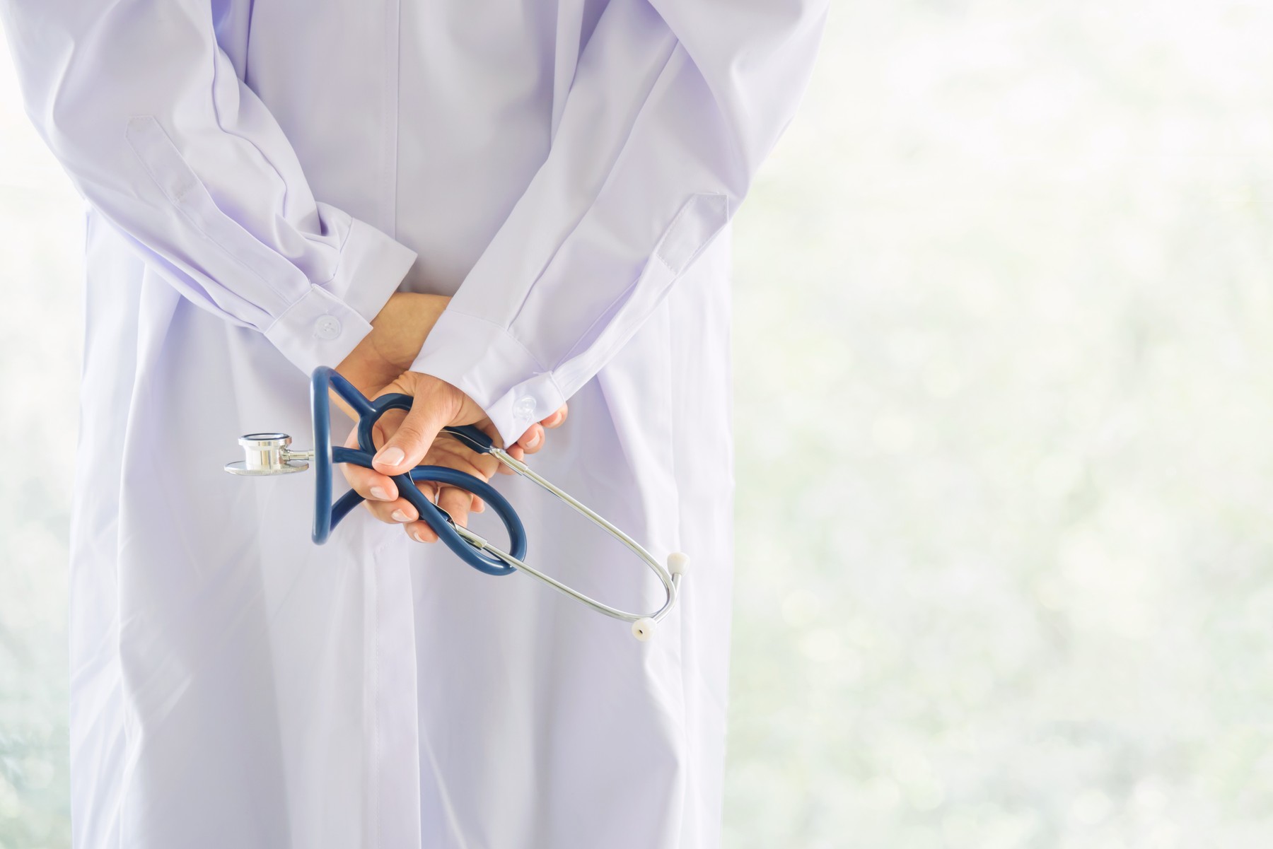 back view of doctor hand hold stethoscope with blur background and copy space, Image: 363402585, License: Royalty-free, Restrictions: , Model Release: no, Credit line: Pichet Wissawapipat / Panthermedia / Profimedia