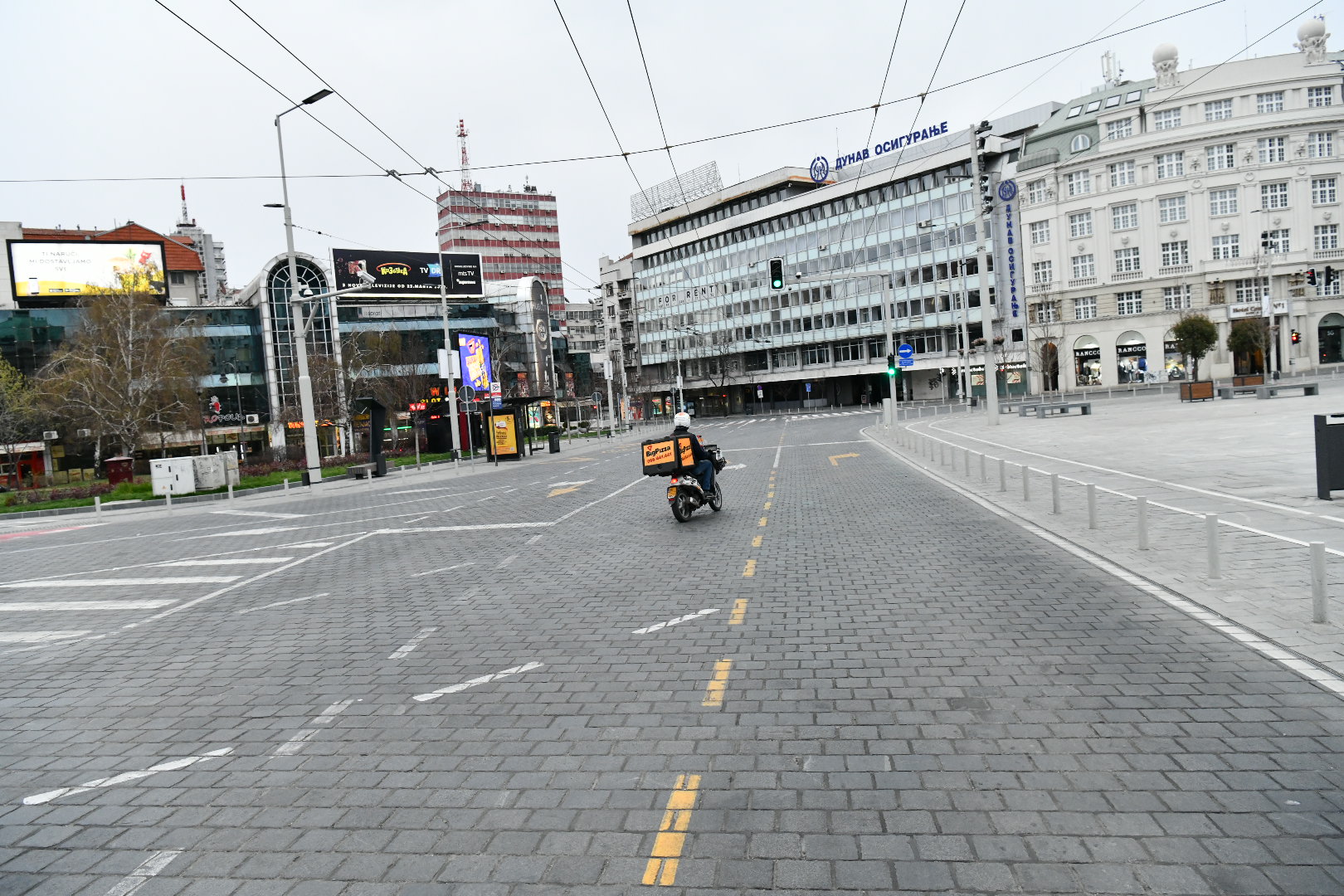 Beograd 22.03.2020. Beogradske ulice pred policijski čas uveden od 17 sati vanredno stanje sled pandemije koronavirusa prazan grad, prazne ulice, prazno Trg Rpublike, motociklista, dostava hrane Foto:Vladislav Mitić/Nova.rs