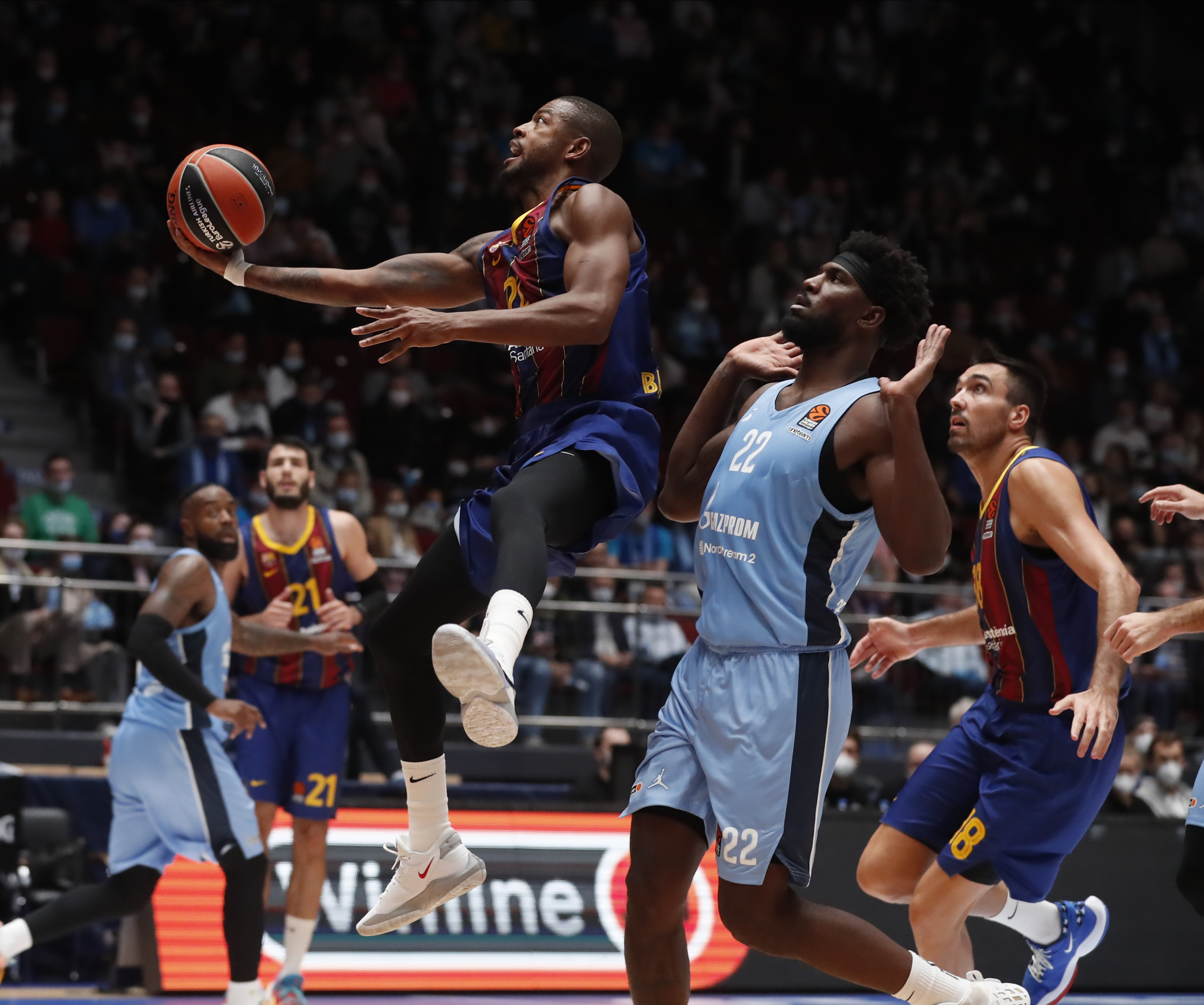 epa08732889 Alex Poythress (R) of BC Zenit in action against Cory Higgins (L) of FC Barcelona during the Euroleague basketball match between BC Zenit St. Petersburg and FC Barcelona in St. Petersburg, Russia, 09 October 2020.  EPA-EFE/ANATOLY MALTSEV