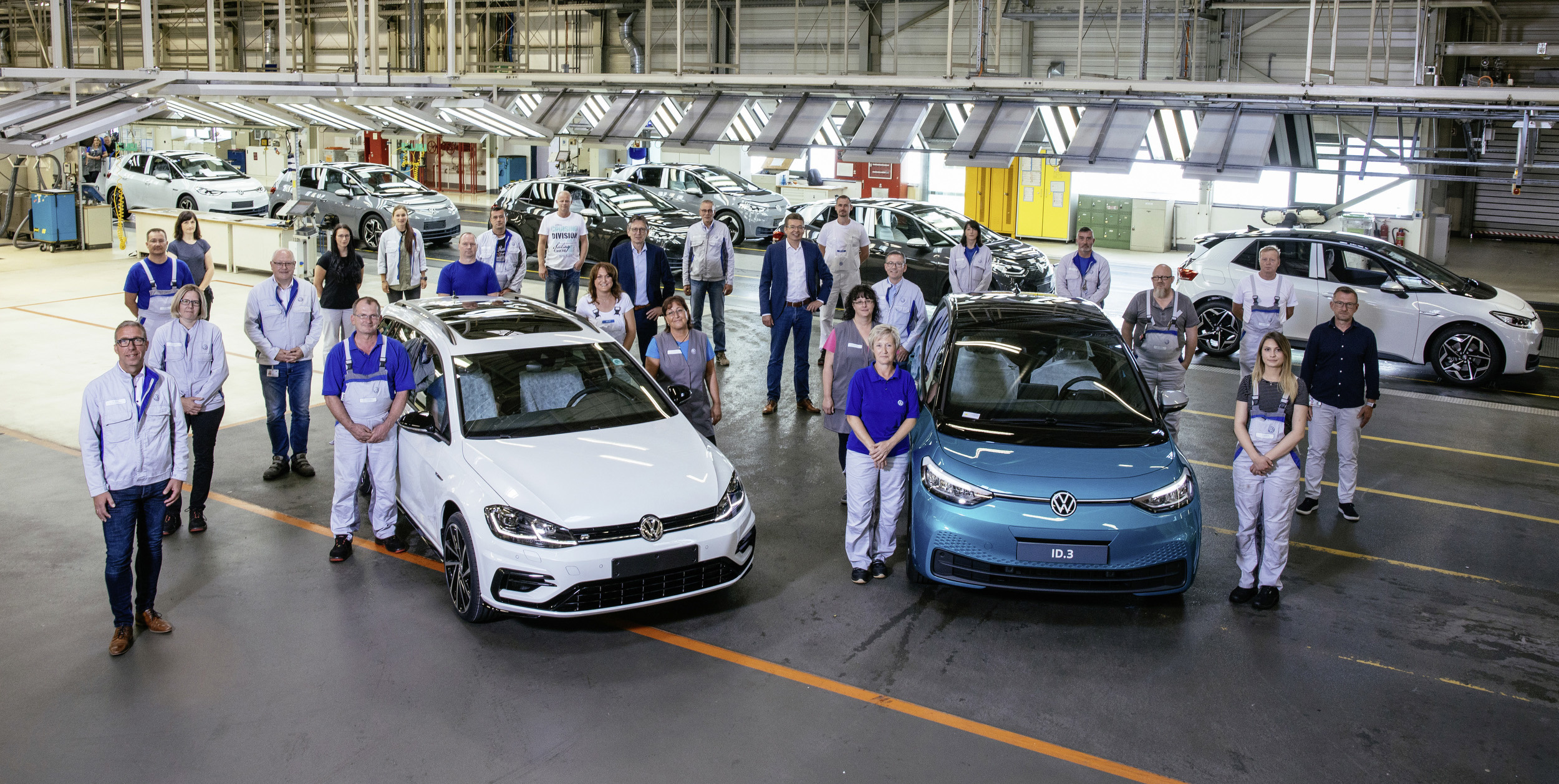 Passing the baton: After today's phase-out of the Golf Variant, the Zwickau plant now produces exclusively fully electric vehicles.