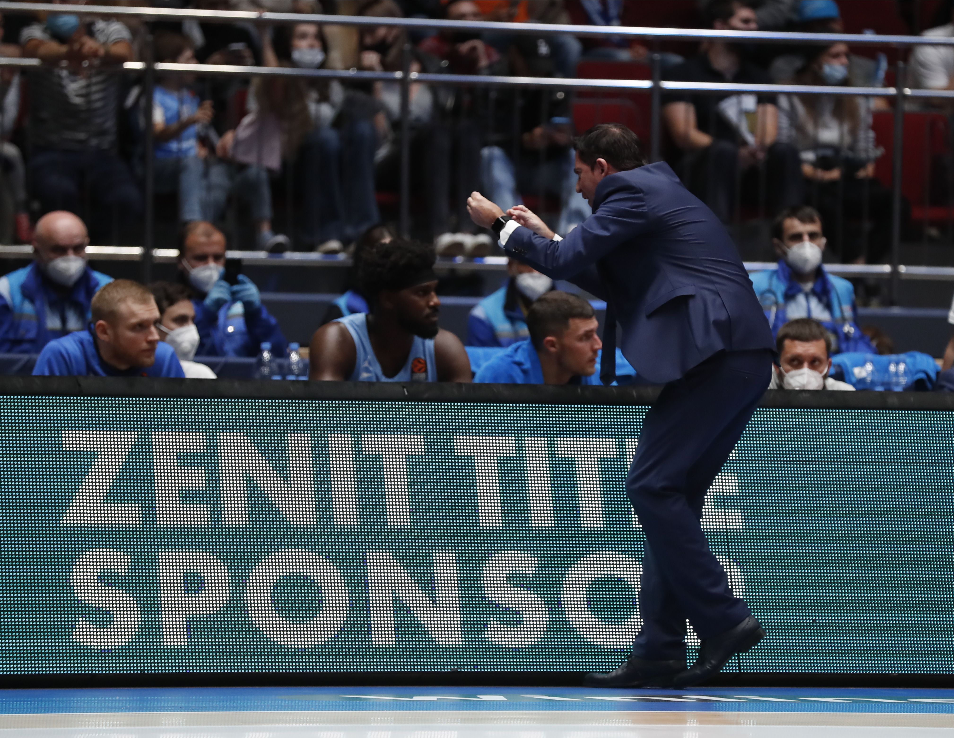 epa08732888 Head coach Xavi Pascual of BC Zenit reacts during the Euroleague basketball match between BC Zenit St. Petersburg and FC Barcelona in St. Petersburg, Russia, 09 October 2020.  EPA-EFE/ANATOLY MALTSEV