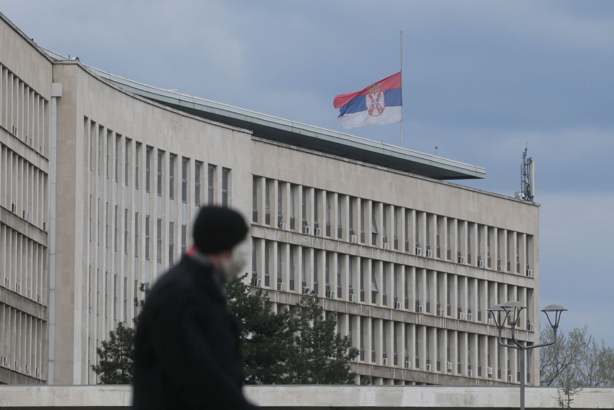 Beograd 01.04.2020. Zastave na pola koplja, dan zalosti, korona, koronavirus, palata federacije, palata Srbija, zastava, jarbol Foto: Filip Krainčanić/Nova.rs