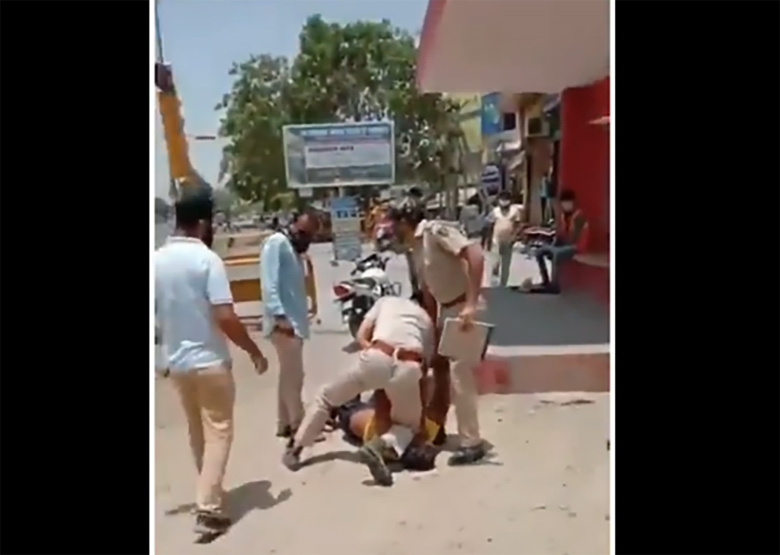 Tuca policija se tuce sa gradjanima