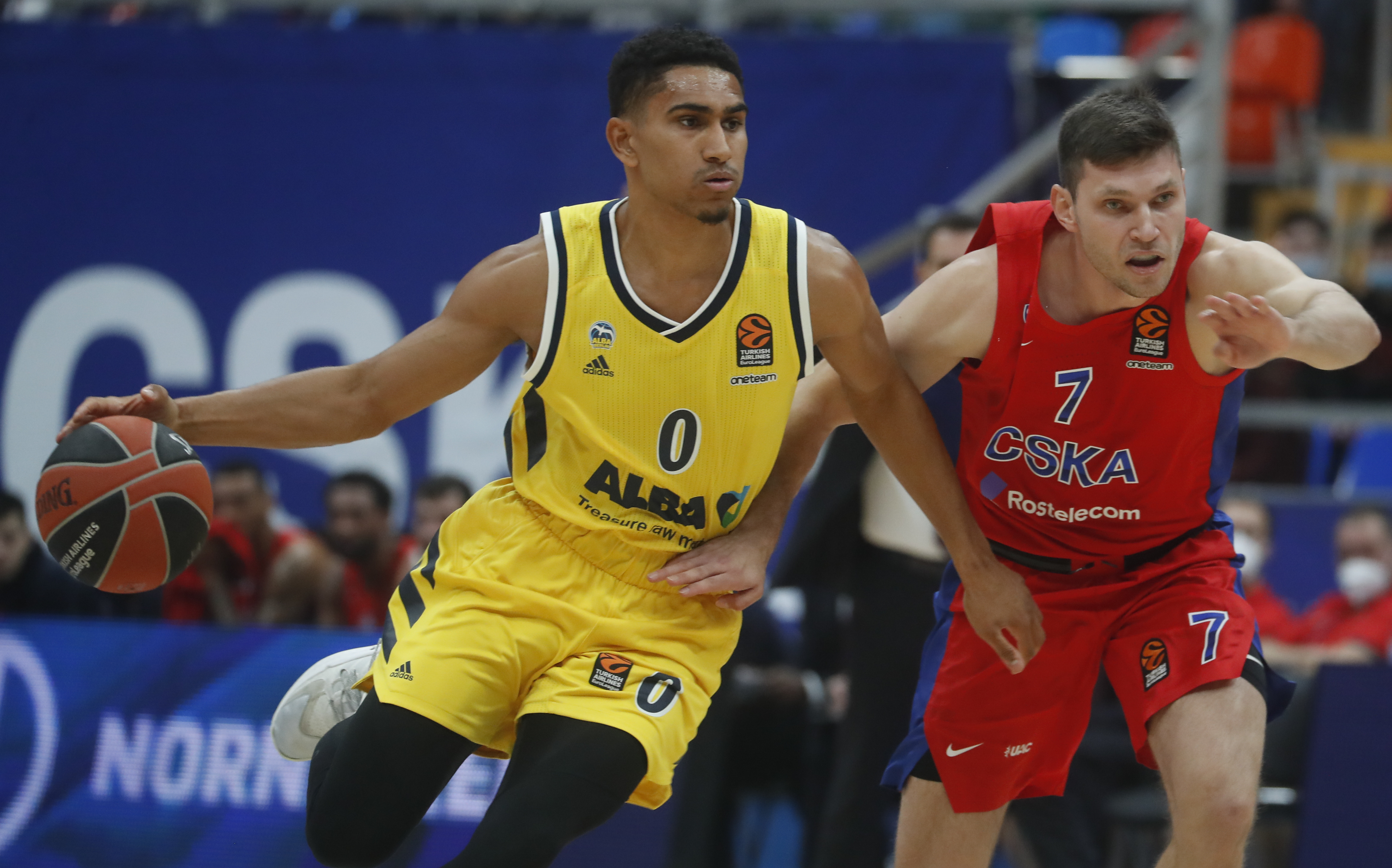 epa08751342 Ivan Ukhov (R) of CSKA Moscow in action against Maodo Lo (L) of Alba Berlin during the Euroleague basketball match between CSKA Moscow and Alba Berlin in Moscow, Russia, 16 October 2020.  EPA-EFE/SERGEI ILNITSKY