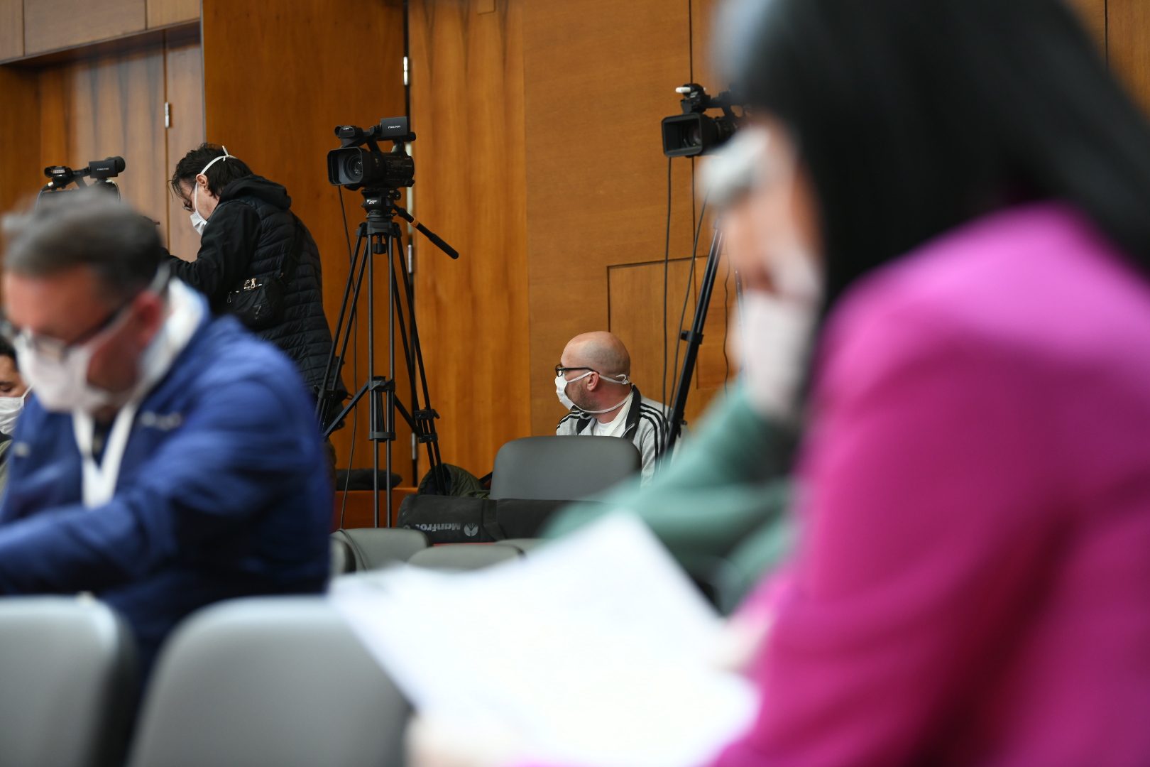 Beograd 19.03.2020. Maska, rukavice, koronavirus. Novinari, novinarske ekipe, novinarska ekipa, snimatelji, snimatelj, priprema, priprema, obraćanje predsednika, palata Srbija Foto: Vesna Lalić/Nova.rs