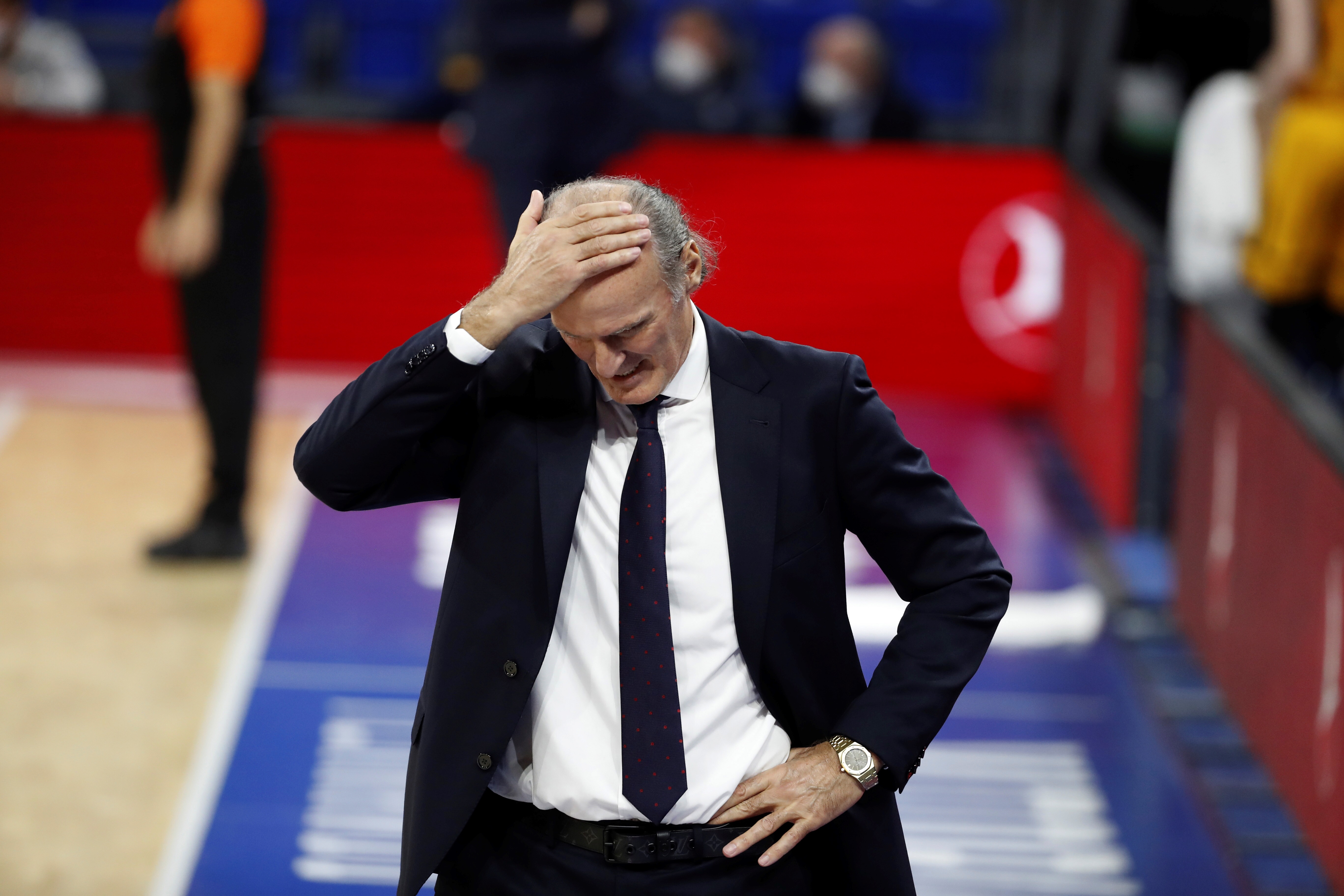 epa08751517 Baskonia's Montenegrin coach Dusko Ivanovic gestures  during the Euroleague match between Baskonia and Khimki Moscow played at Fernando Buesa Arena, Vitoria, Basque Country, Spain, 16 October 2020.  EPA-EFE/David Aguilar