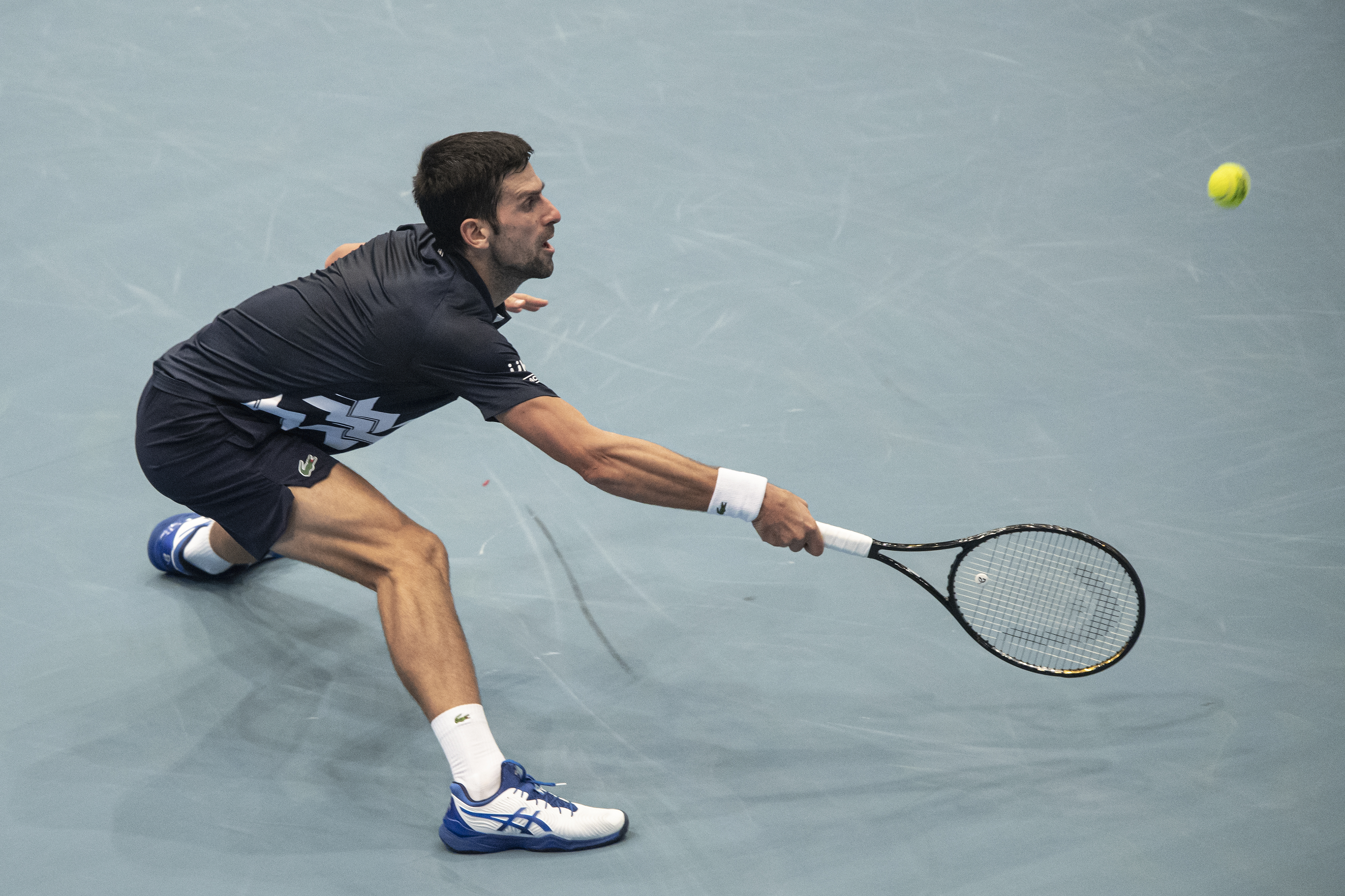 epa08781509 Novak Djokovic of Serbia in action during his second round match against Borna Coric of Croatia at the Erste Bank Open ATP tennis tournament in Vienna, Austria, 28 October 2020.  EPA-EFE/CHRISTIAN BRUNA