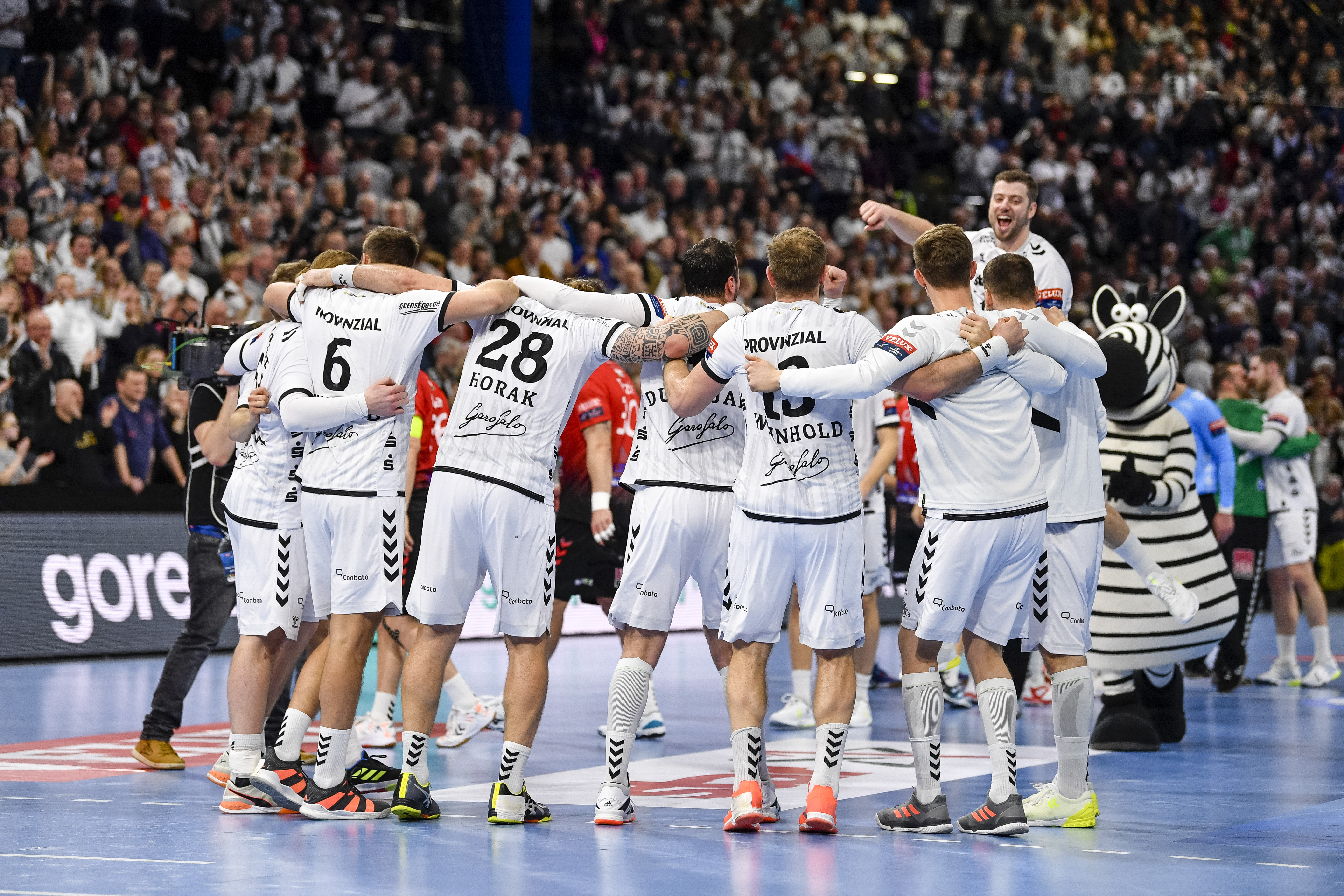 epa08213680 Kiel´s team cheering after the men's handball EHF Champions League Group B  12th round match between THW Kiel and Telekom Veszprem HC in Kiel, northern Germany, 12 February 2020.  EPA-EFE/MARTIN ZIEMER