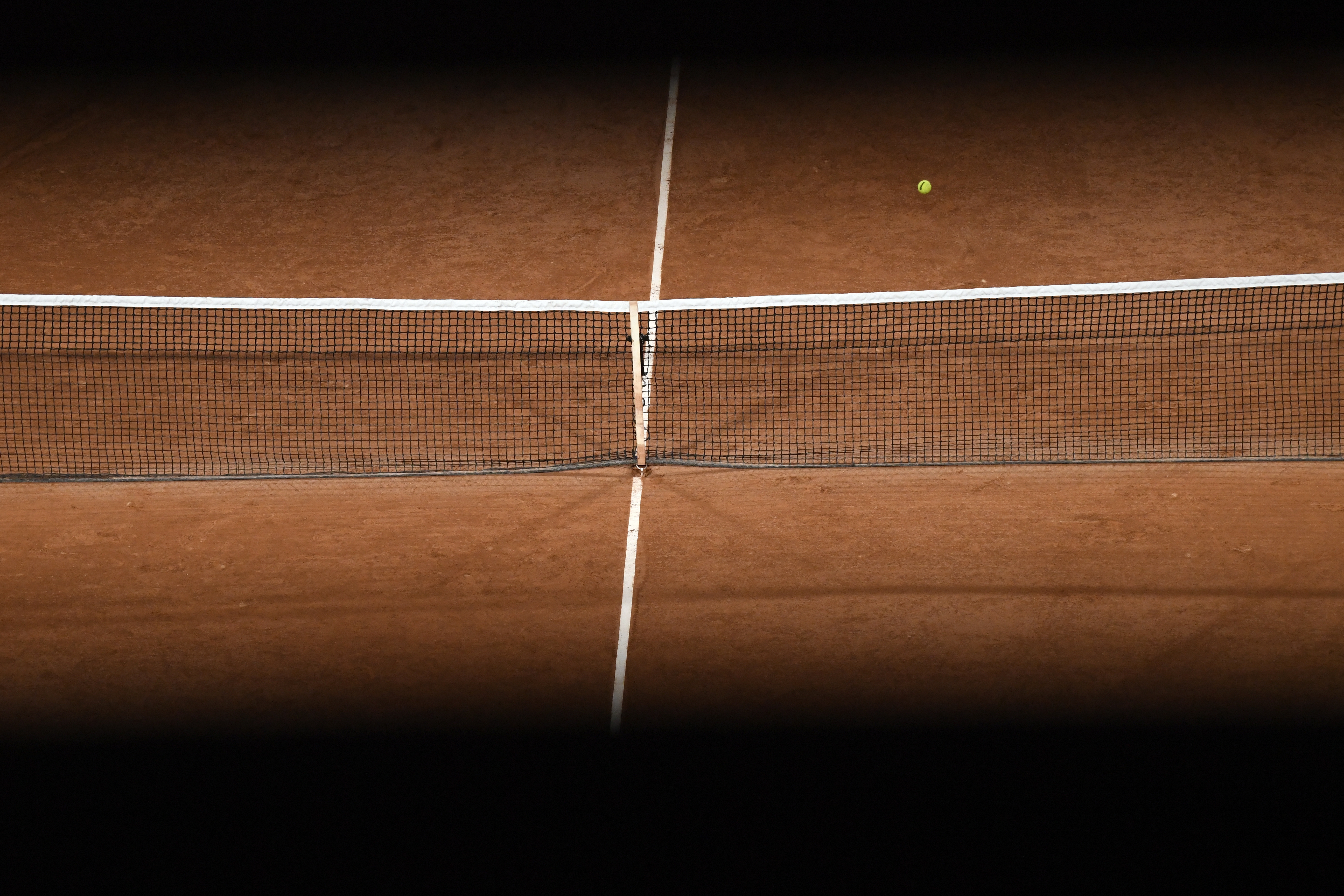epa08704543 A ball on the court during the French Open tennis tournament at Roland ?Garros in Paris, France, 28 September 2020.  EPA-EFE/JULIEN DE ROSA