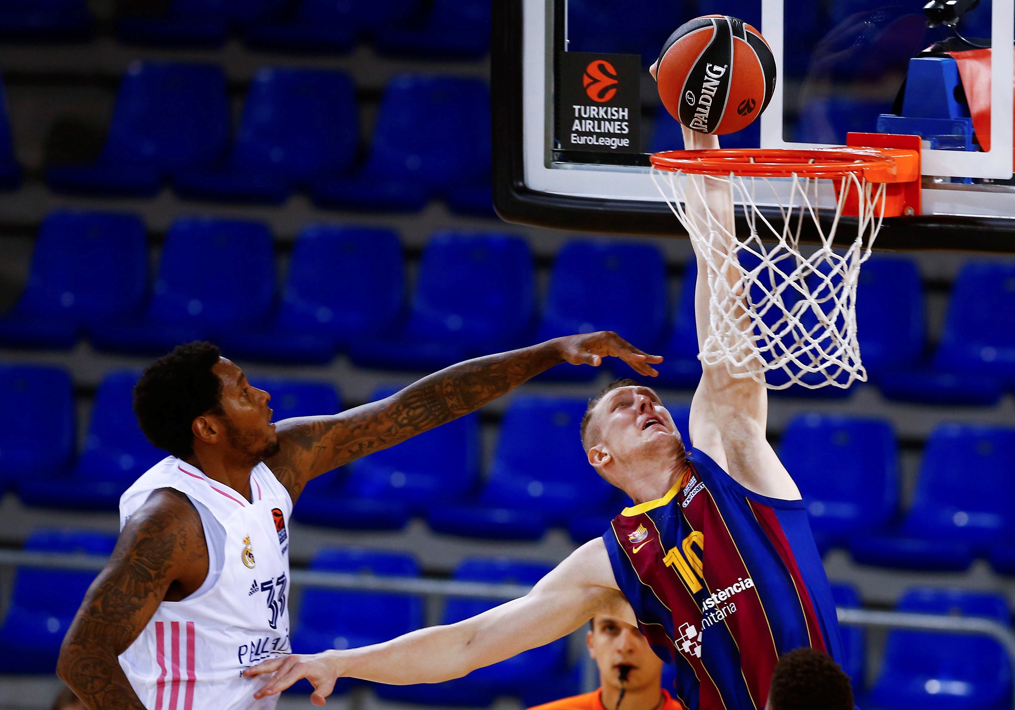 epa08769082 FC Barcelona's Rolands Smits (R) in action against Real Madrid's Trey Thompkins (L) during the Euroleague basketball match between FC Barcelona and Real Madrid at Palau Blaugrana in Barcelona, Spain, 23 October 2020.  EPA-EFE/Enric Fontcuberta