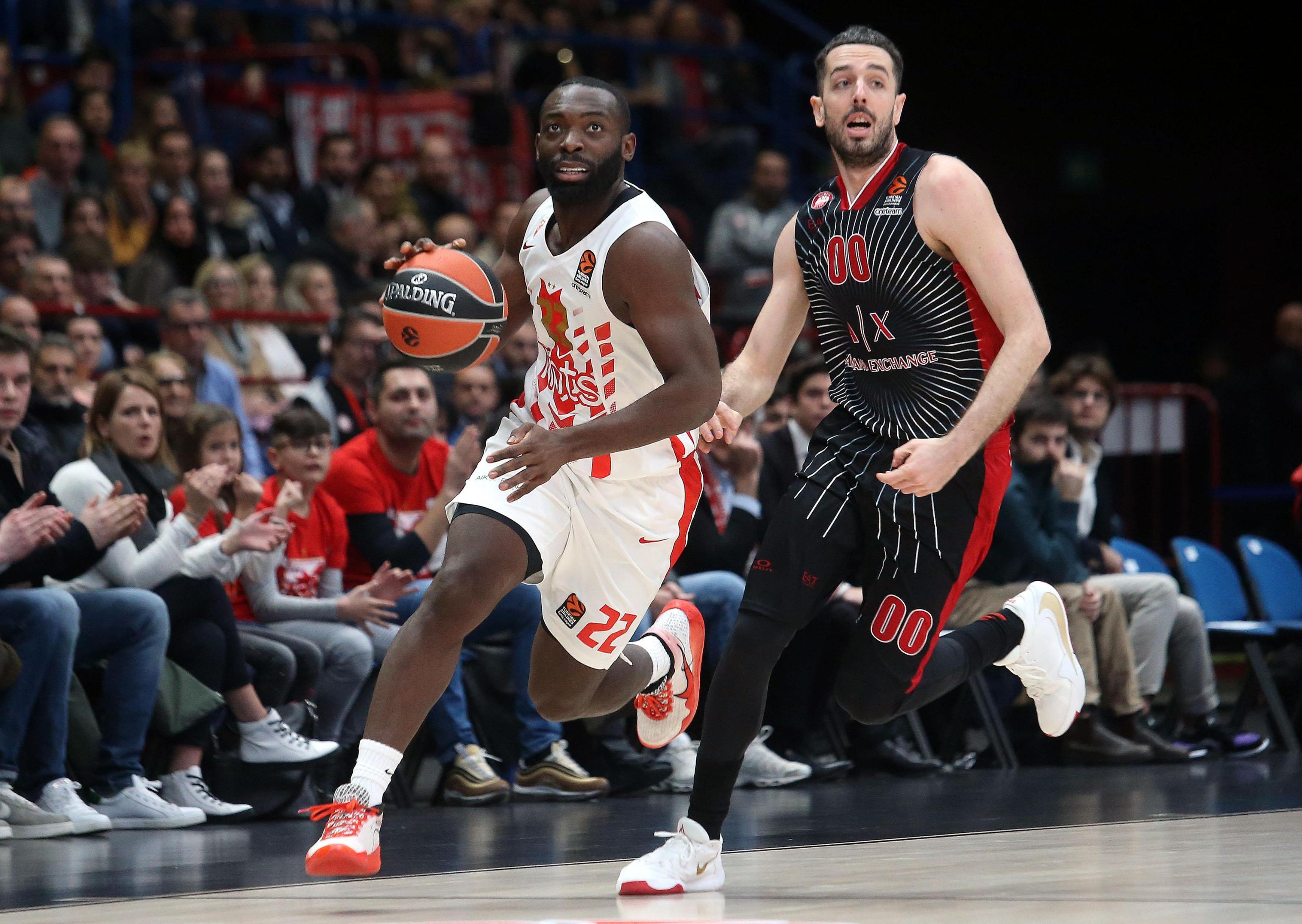 epa08047560 Belgrade's Charles Jenkins (L) drives up to the basket against  Ax Armani Exchange Milan's Amedeo Della Valle  during their Euroleague basketball match at the Assago Forum, Milan, Italy, 05 December 2019.  EPA-EFE/MATTEO BAZZI