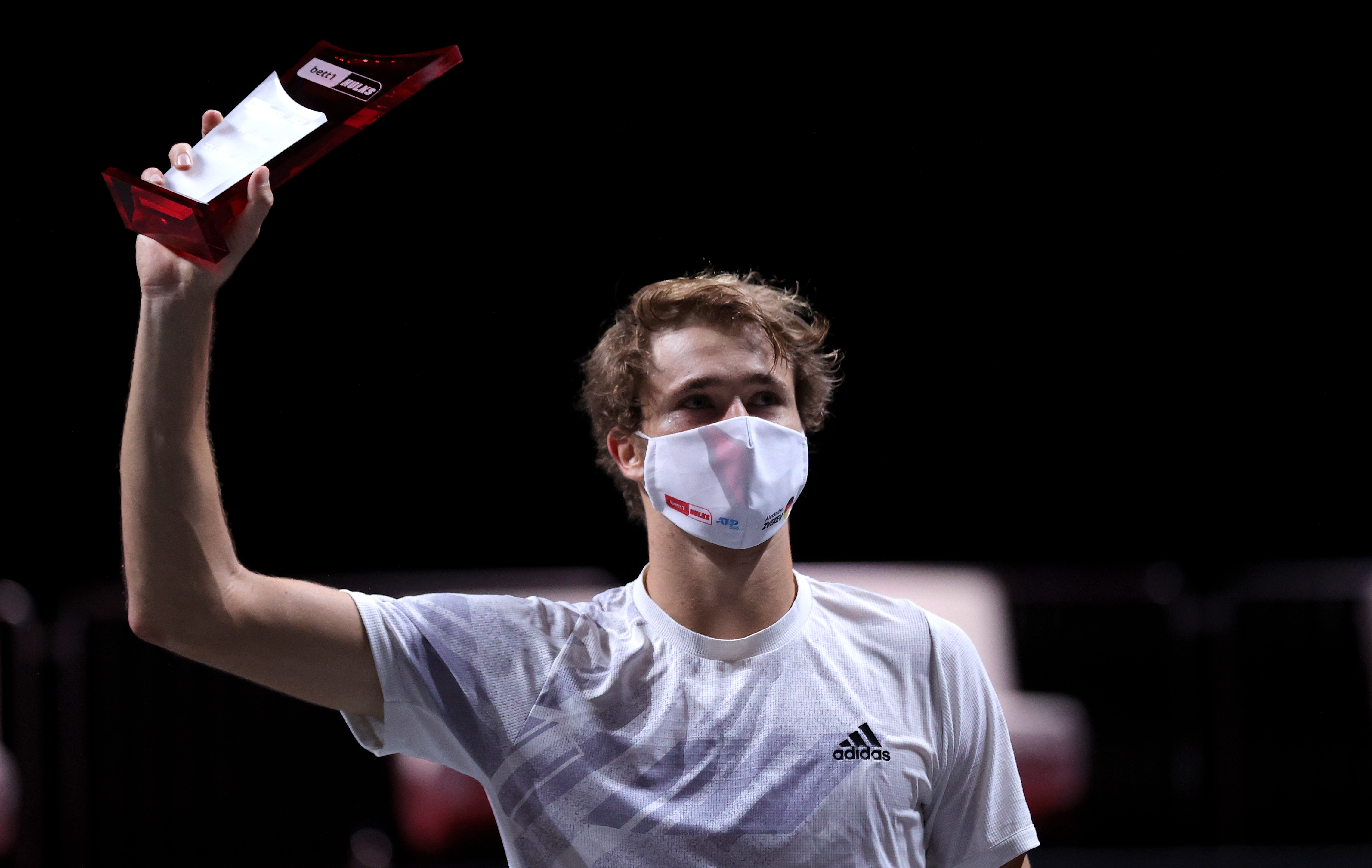 epa08773774 Alexander Zverev of Germany celebrates with the trophy after winning the final match against Diego Schwartzman of Argentina at the bett1HULKS Championships ATP tennis tournament in Cologne, Germany, 25 October 2020.  EPA-EFE/FRIEDEMANN VOGEL