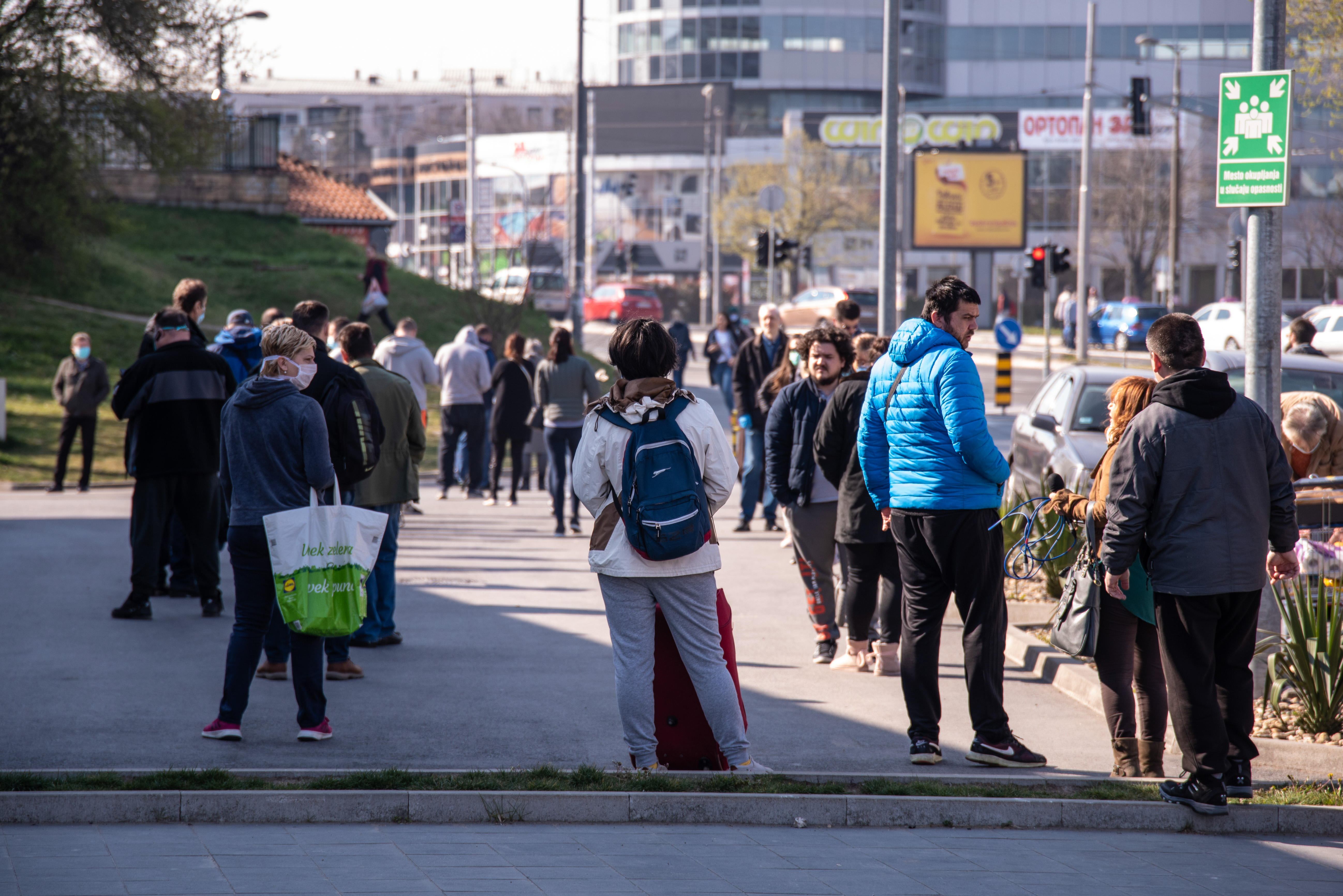 Beograd 04.04.2020. Kupovina, prodavnice, Lidl, Linda,  pred policijski cas, guzva, red, Foto: Dragan Mujan/Nova.rs