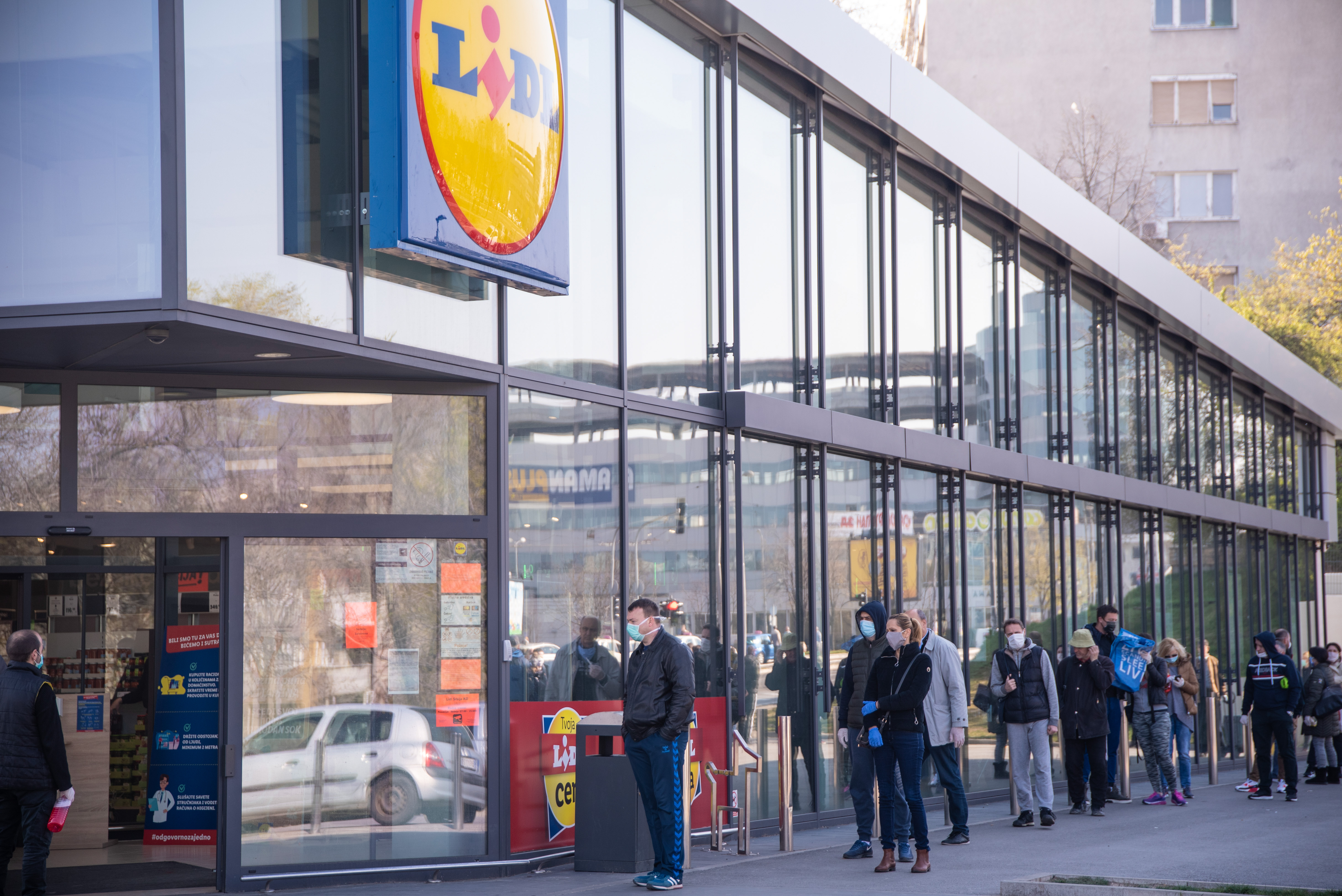 Beograd 04.04.2020. Kupovina, prodavnice, Lidl, Linda,  pred policijski cas, guzva, red, Foto: Dragan Mujan/Nova.rs