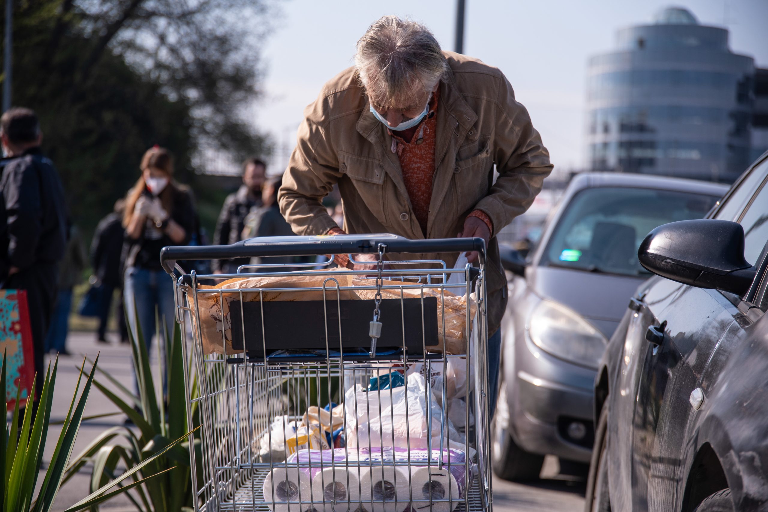 Beograd 04.04.2020. Kupovina, prodavnice, Lidl, Linda,  pred policijski cas, guzva, red, Foto: Dragan Mujan/Nova.rs
