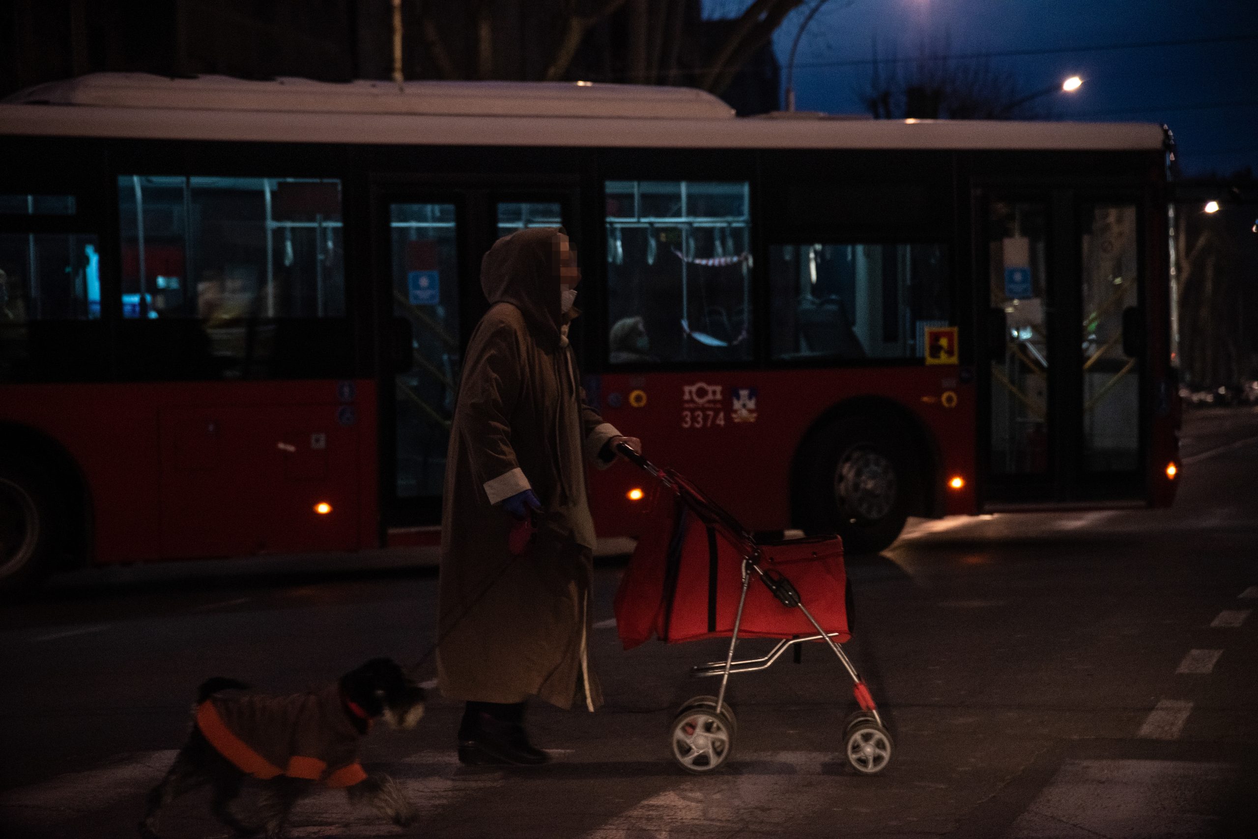 Beograd 04.04.2020. Penzioneri u redu ispred samoposluge, dan, jutro za penzionere. Vanrednos stanje, uvedena 24. časovna zabrana kretanja, penzioner, prodavnica, samoposluga, samousluga, red, koronavirus Foto: Dragan Mujan/Nova.rs