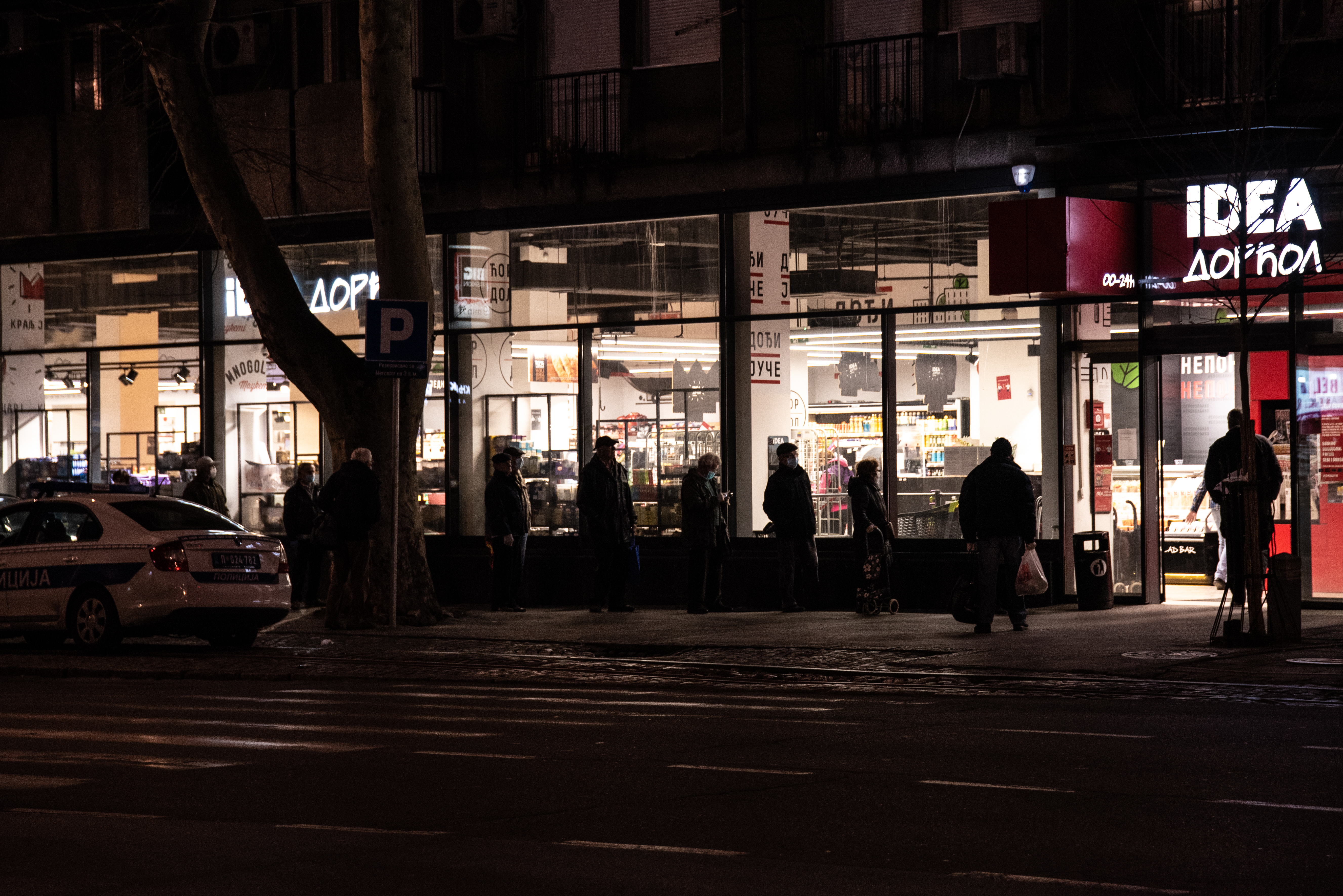 Beograd 04.04.2020. Penzioneri u redu ispred samoposluge, dan, jutro za penzionere. Vanrednos stanje, uvedena 24. časovna zabrana kretanja, penzioner, prodavnica, samoposluga, samousluga, red, koronavirus Foto: Dragan Mujan/Nova.rs