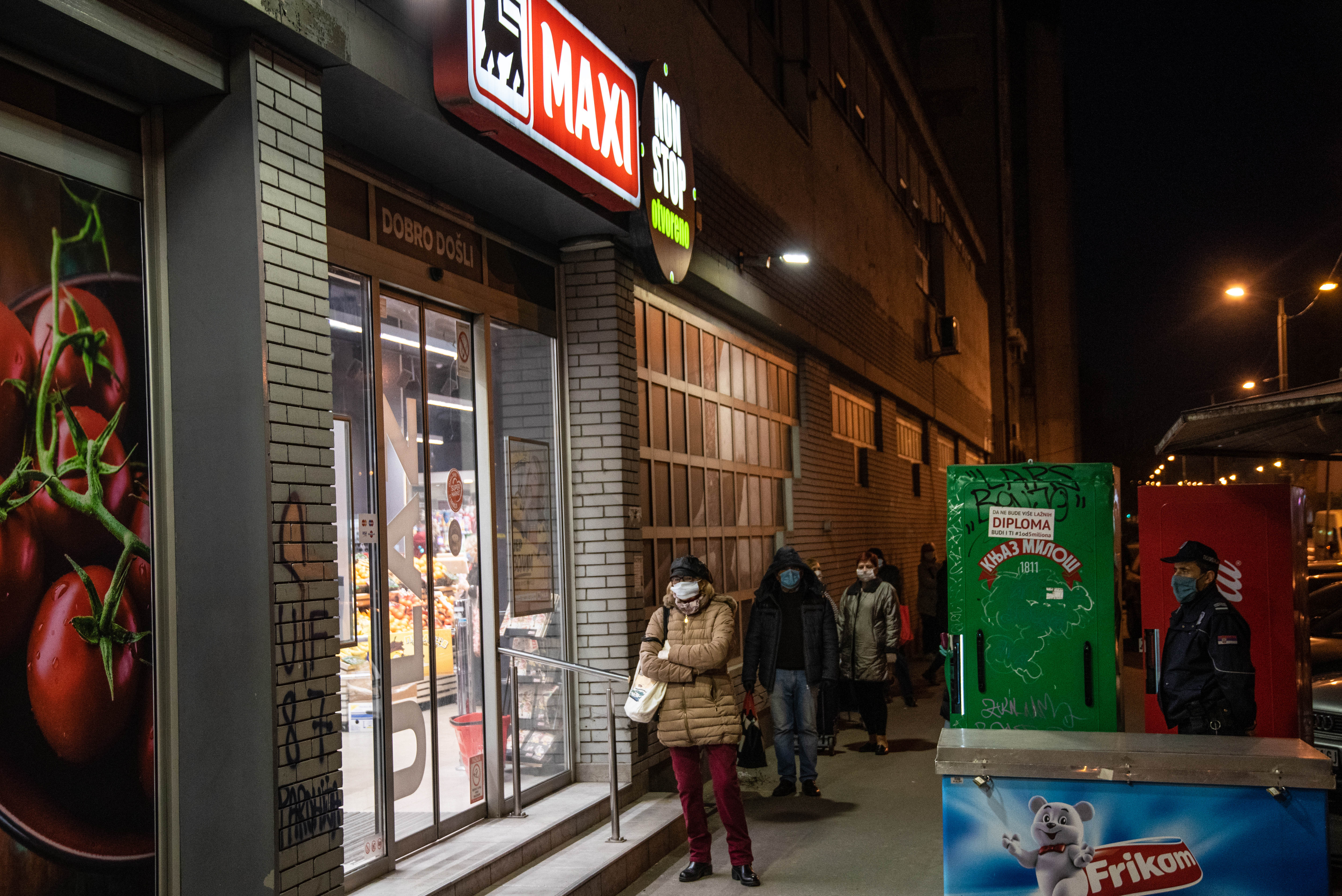 Beograd 04.04.2020. Penzioneri u redu ispred samoposluge, dan, jutro za penzionere. Vanrednos stanje, uvedena 24. časovna zabrana kretanja, penzioner, prodavnica, samoposluga, samousluga, red, koronavirus Foto: Dragan Mujan/Nova.rs