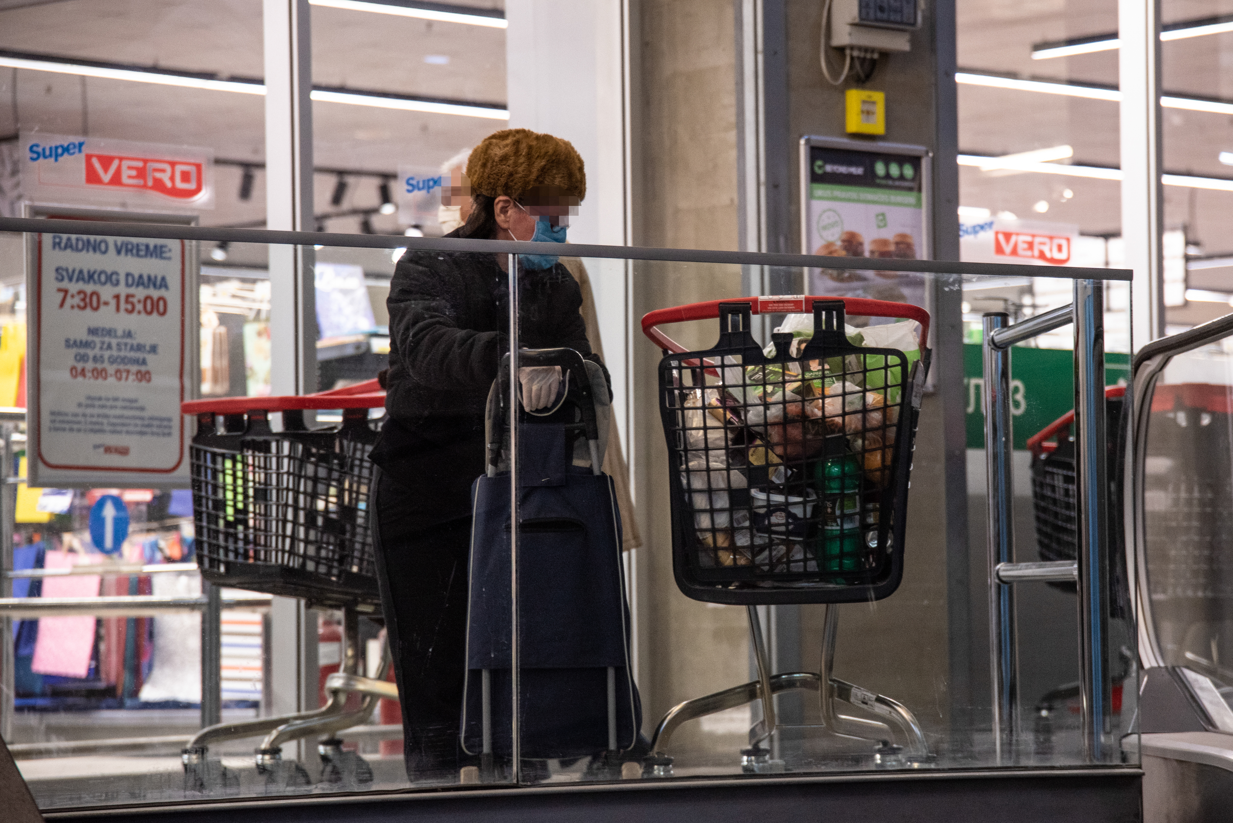 Beograd 04.04.2020. Penzioneri u redu ispred samoposluge, dan, jutro za penzionere. Vanrednos stanje, uvedena 24. časovna zabrana kretanja, penzioner, prodavnica, samoposluga, samousluga, red, koronavirus Foto: Dragan Mujan/Nova.rs