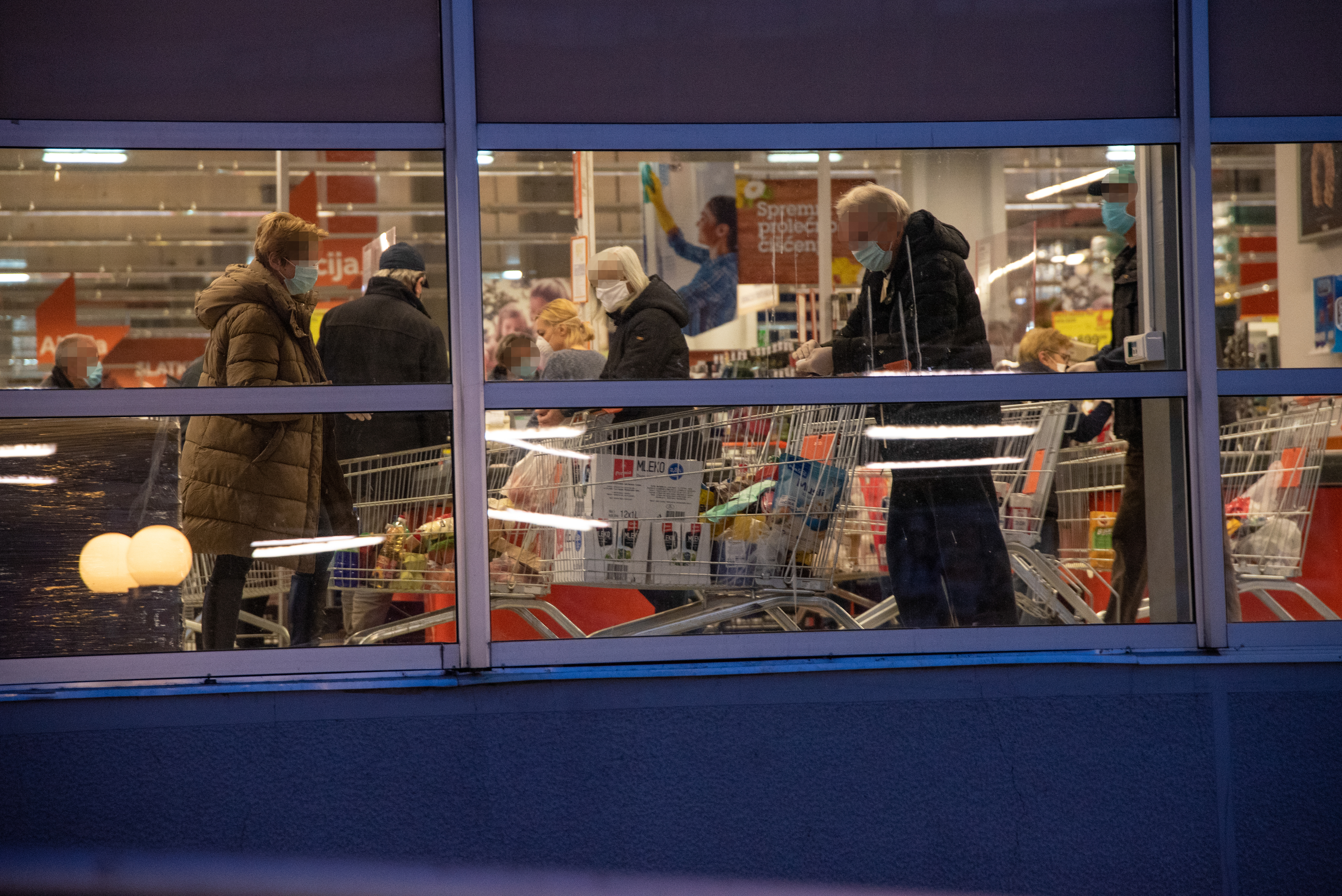 Beograd 04.04.2020. Penzioneri u redu ispred samoposluge, dan, jutro za penzionere. Vanrednos stanje, uvedena 24. časovna zabrana kretanja, penzioner, prodavnica, samoposluga, samousluga, red, koronavirus Foto: Dragan Mujan/Nova.rs