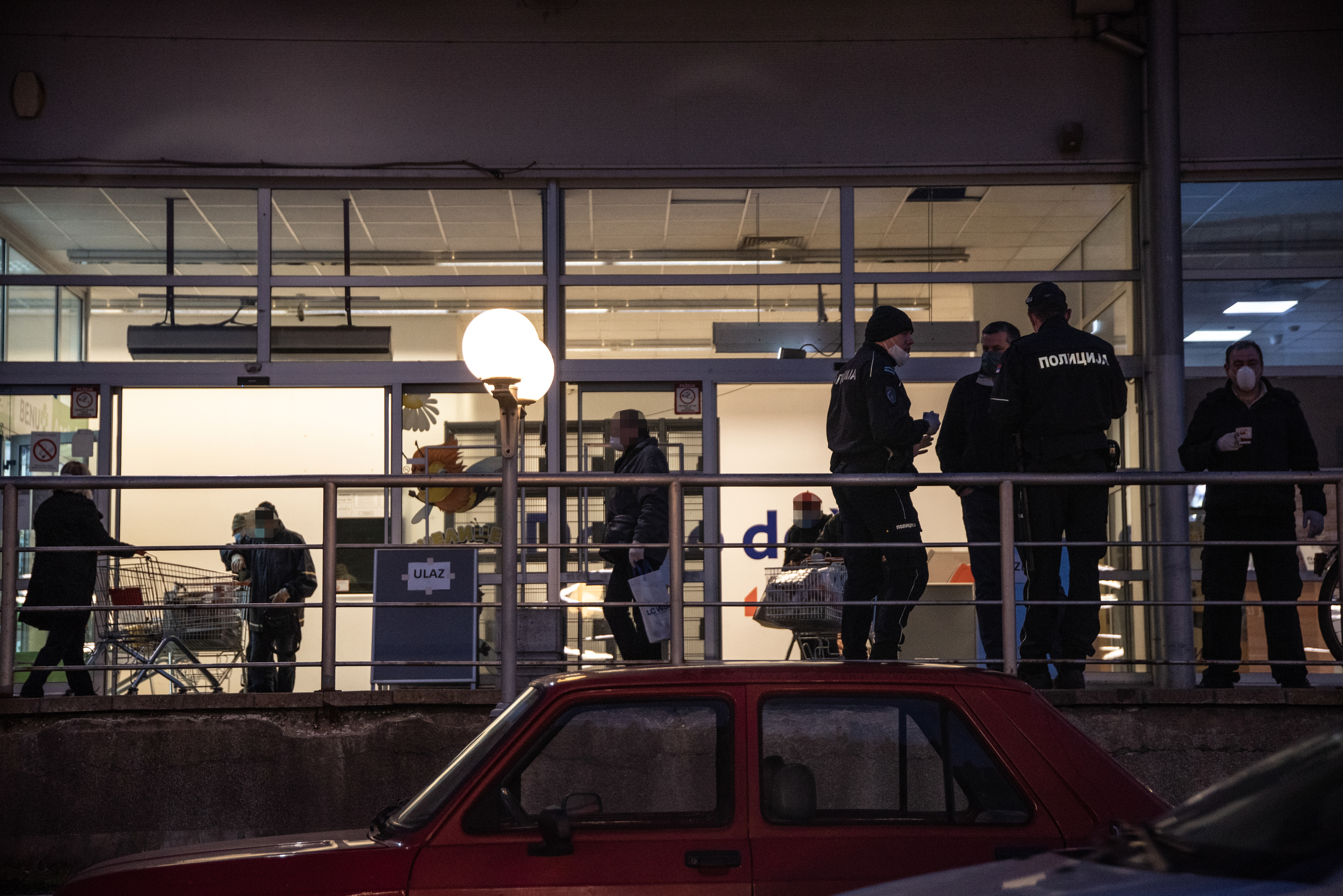 Beograd 04.04.2020. Penzioneri u redu ispred samoposluge, dan, jutro za penzionere. Vanrednos stanje, uvedena 24. časovna zabrana kretanja, penzioner, prodavnica, samoposluga, samousluga, red, koronavirus Foto: Dragan Mujan/Nova.rs