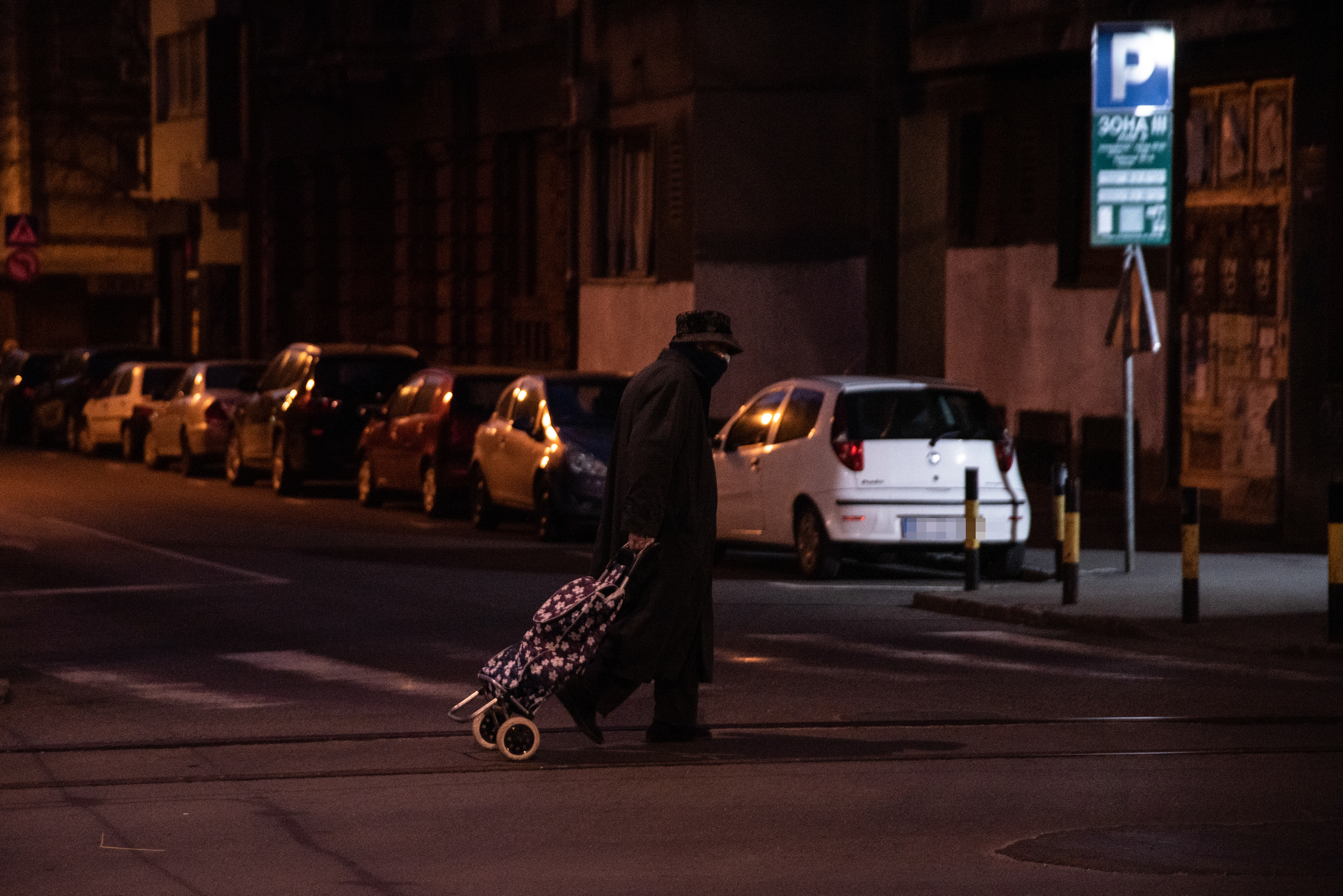 Beograd 04.04.2020. Penzioneri u redu ispred samoposluge, dan, jutro za penzionere. Vanrednos stanje, uvedena 24. časovna zabrana kretanja, penzioner, prodavnica, samoposluga, samousluga, red, koronavirus Foto: Dragan Mujan/Nova.rs