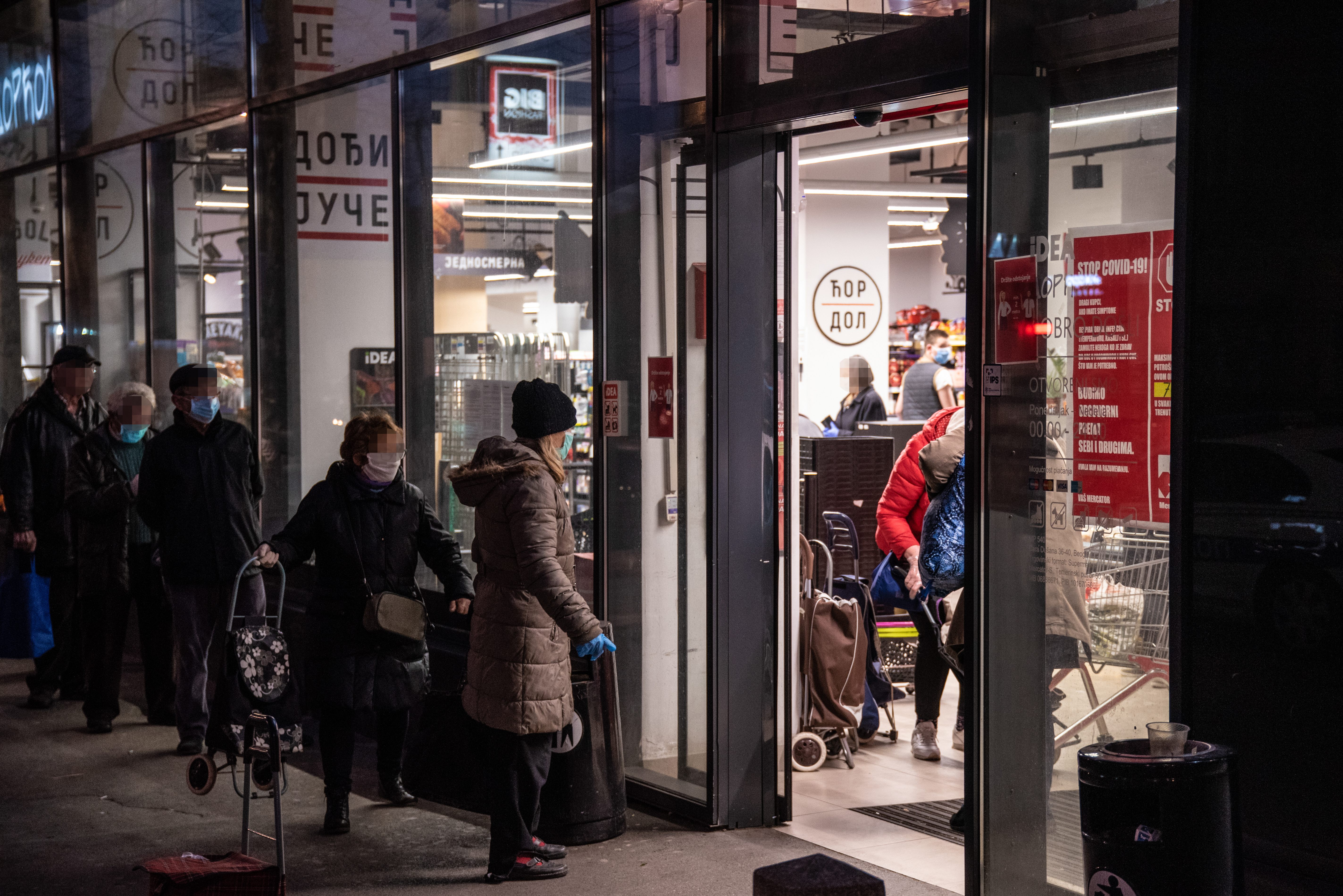 Beograd 04.04.2020. Penzioneri u redu ispred samoposluge, dan, jutro za penzionere. Vanrednos stanje, uvedena 24. časovna zabrana kretanja, penzioner, prodavnica, samoposluga, samousluga, red, koronavirus Foto: Dragan Mujan/Nova.rs