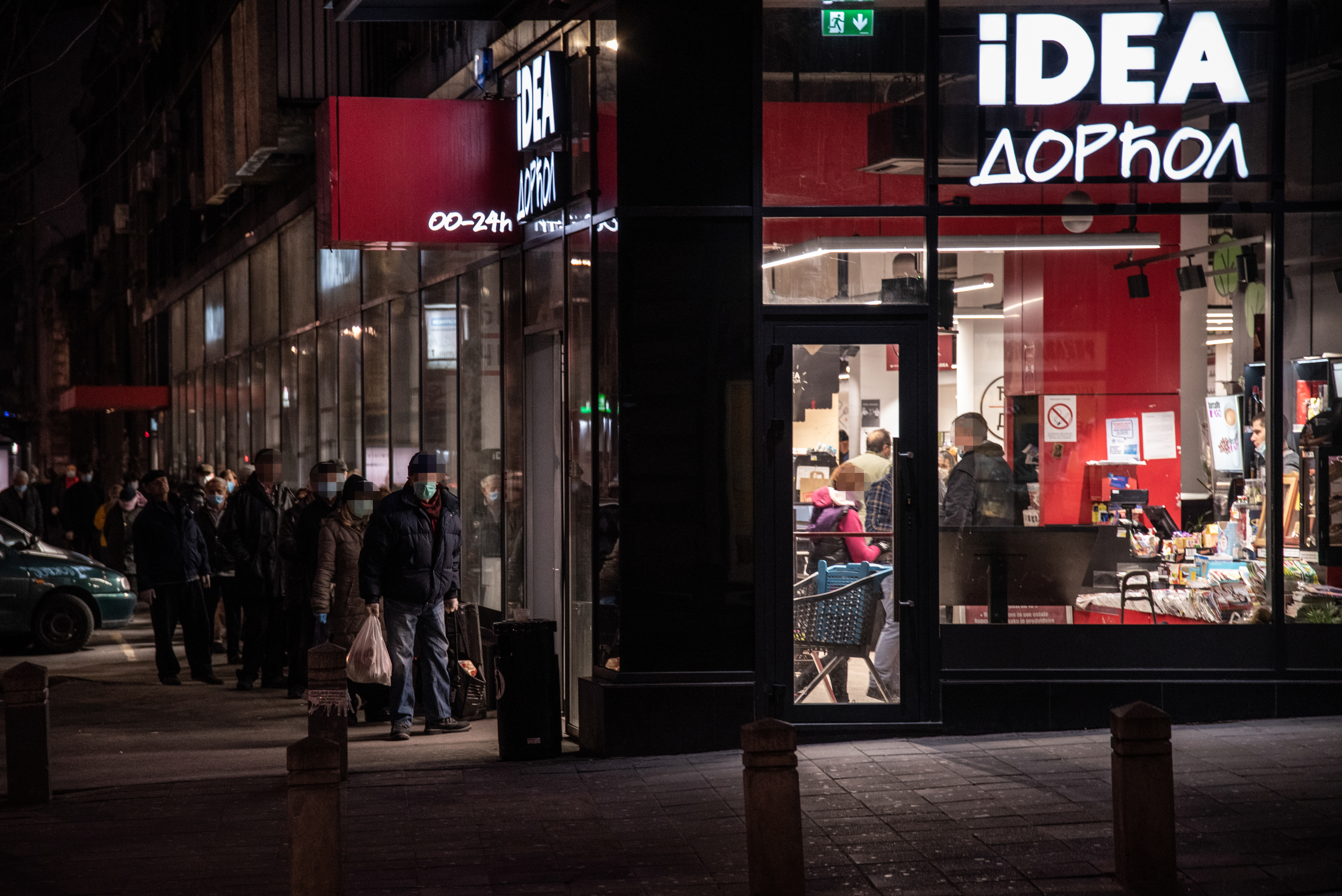 Beograd 04.04.2020. Penzioneri u redu ispred samoposluge, dan, jutro za penzionere. Vanrednos stanje, uvedena 24. časovna zabrana kretanja, penzioner, prodavnica, samoposluga, samousluga, red, koronavirus Foto: Dragan Mujan/Nova.rs