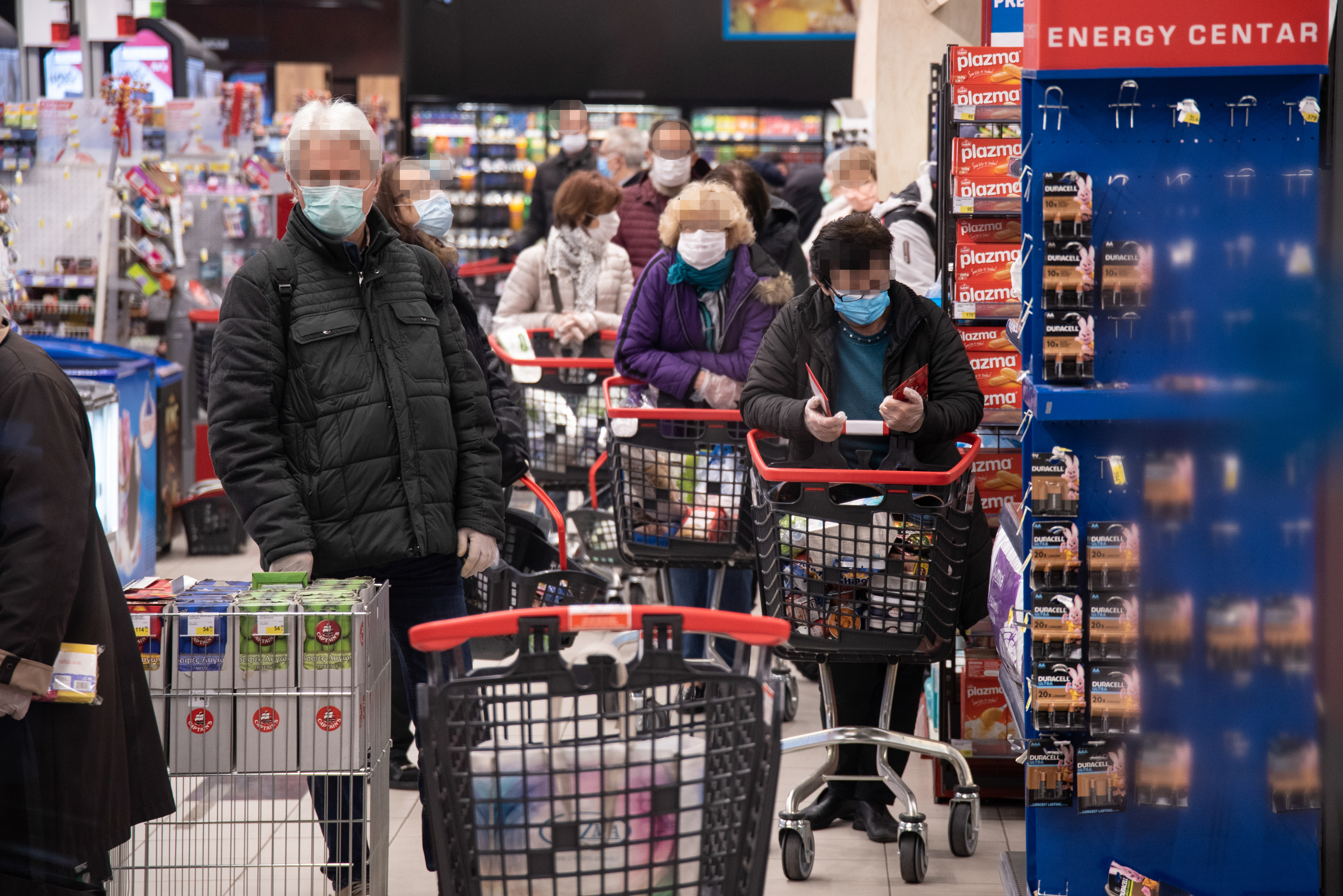 Beograd 04.04.2020. Penzioneri u redu ispred samoposluge, dan, jutro za penzionere. Vanrednos stanje, uvedena 24. časovna zabrana kretanja, penzioner, prodavnica, samoposluga, samousluga, red, koronavirus Foto: Dragan Mujan/Nova.rs