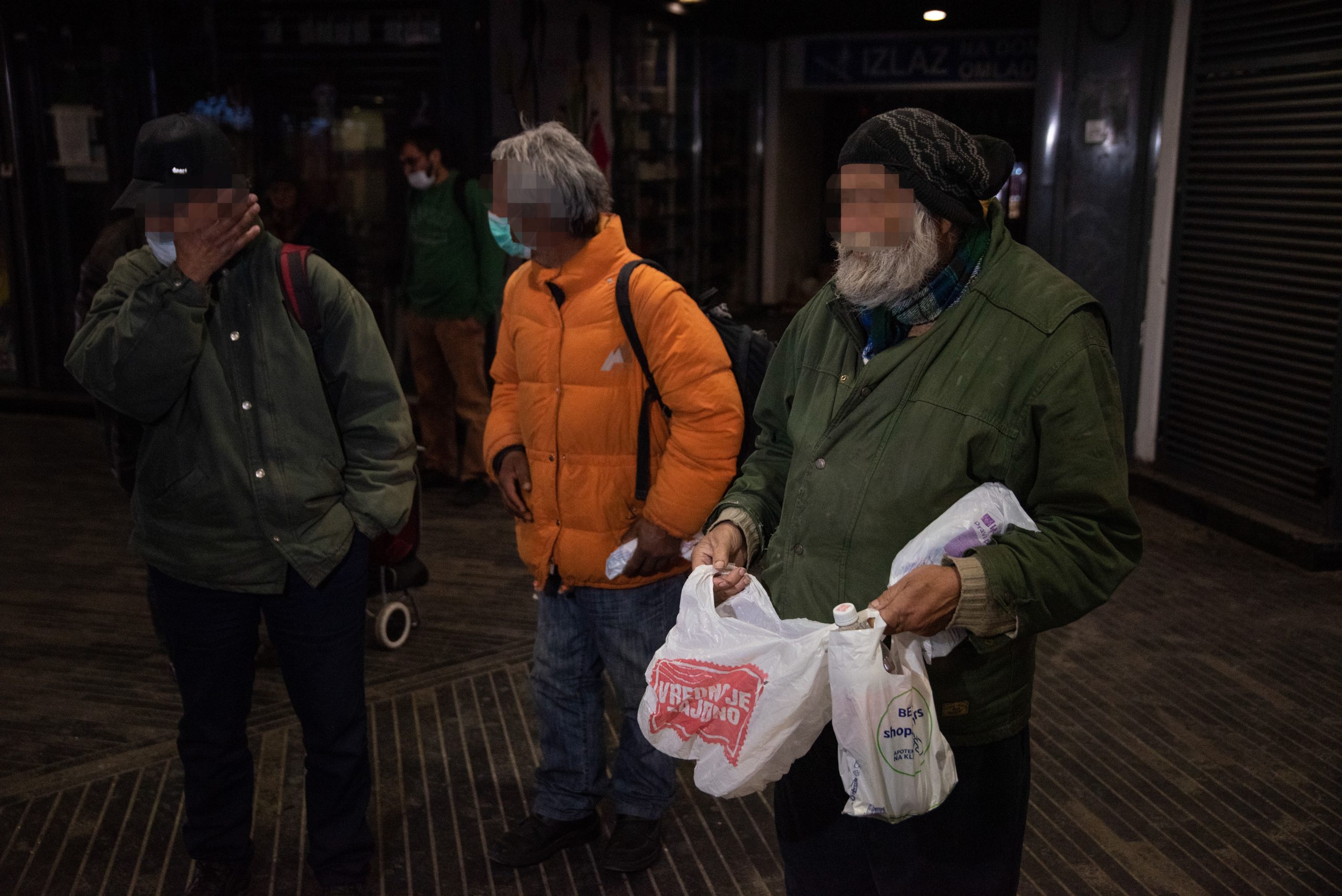 Beograd 04.04.2020. Beskućnici, beskućnik, klošari, klošar, podzemni prolaz, vanredno stanje, policijski čas, hrana, koronavirus Foto: Dragan Mujan/Nova.rs