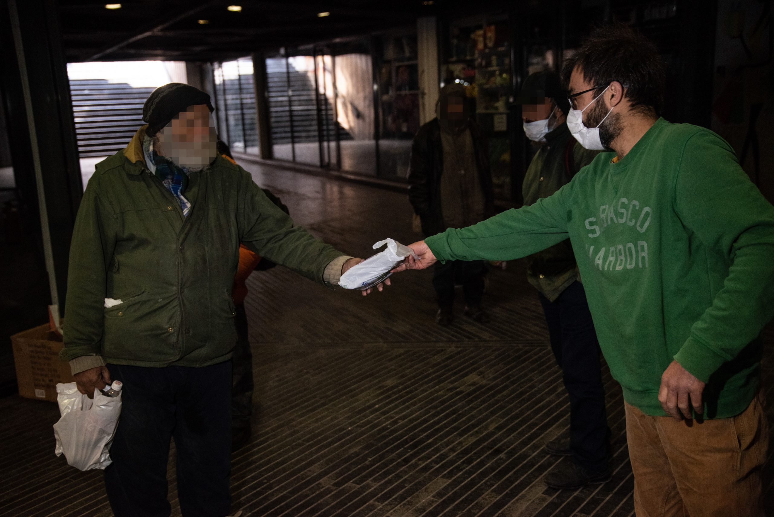 Beograd 04.04.2020. Beskućnici, beskućnik, klošari, klošar, podzemni prolaz, vanredno stanje, policijski čas, hrana, koronavirus Foto: Dragan Mujan/Nova.rs