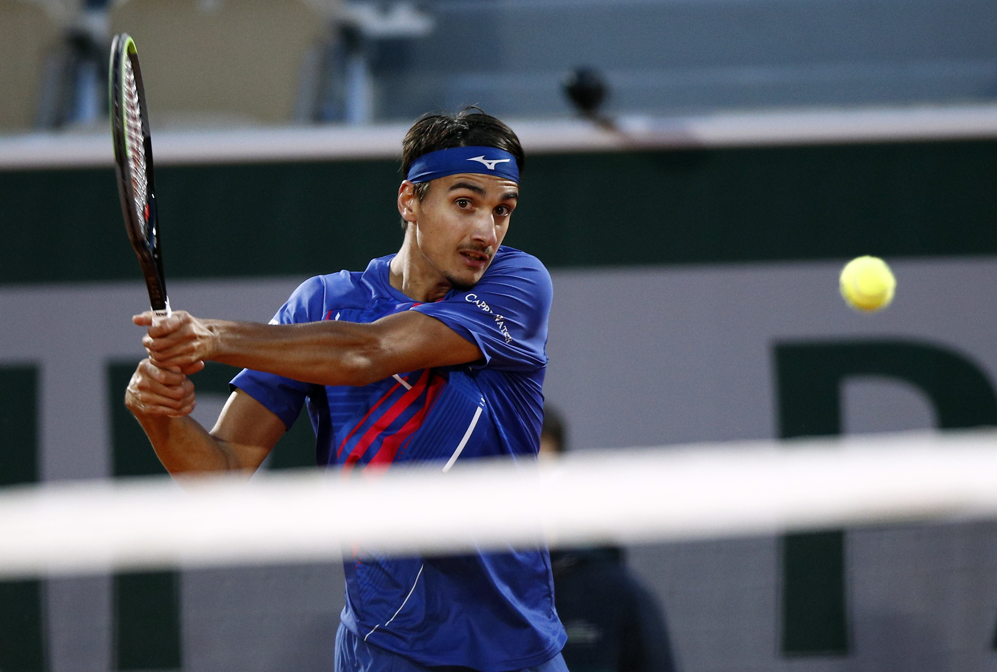 epa08720693 Lorenzo Sonego of Italy in action against Diego Schwartzman of Argentina during their men?s fourth round match during the French Open tennis tournament at Roland ?Garros in Paris, France, 04 October 2020.  EPA-EFE/YOAN VALAT