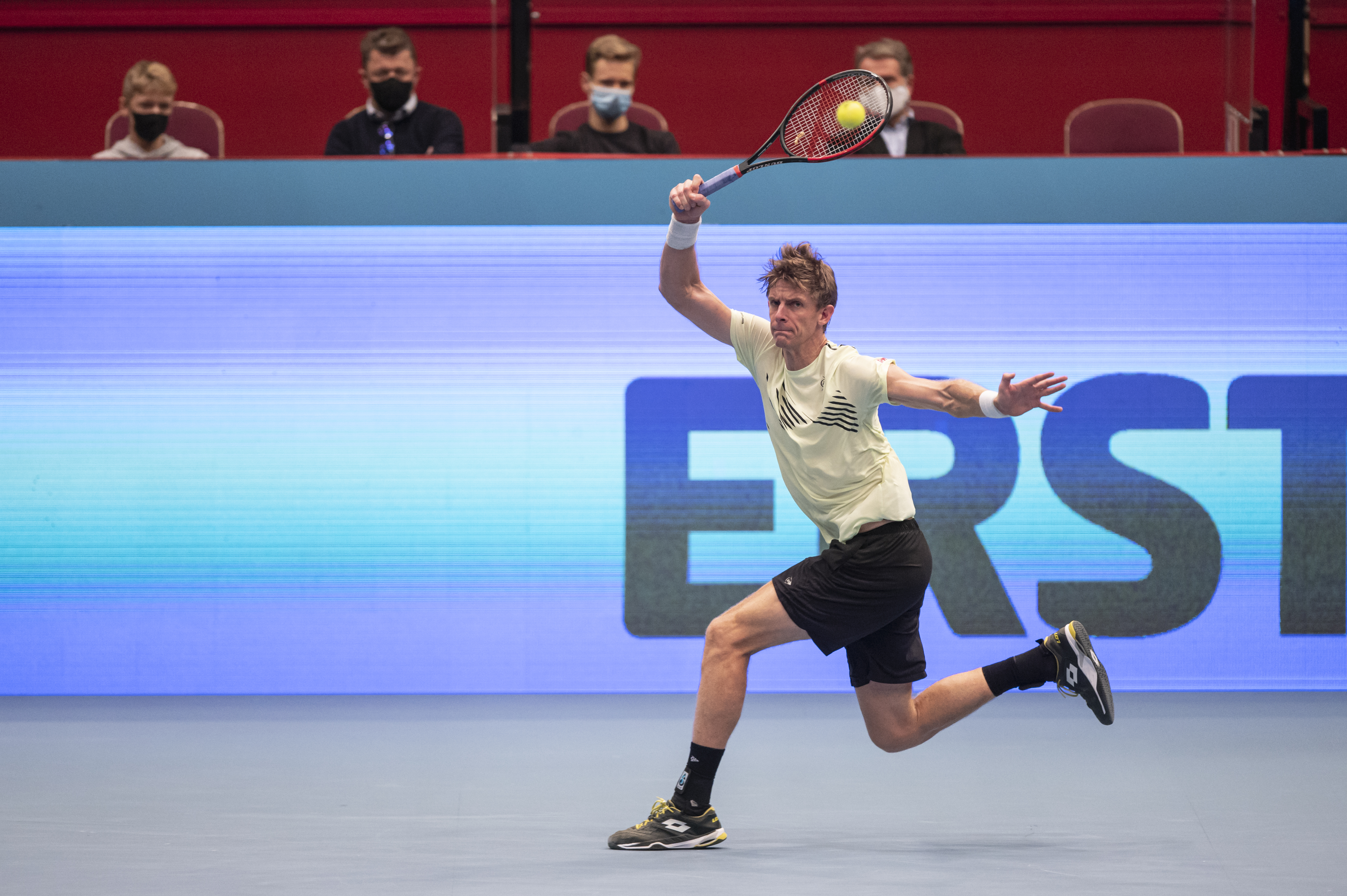 epa08786241 Kevin Anderson of South Africa in action during his quarter final match against Daniil Medvedev of Russia at the Erste Bank Open ATP tennis tournament in Vienna, Austria, 30 October 2020.  EPA-EFE/CHRISTIAN BRUNA