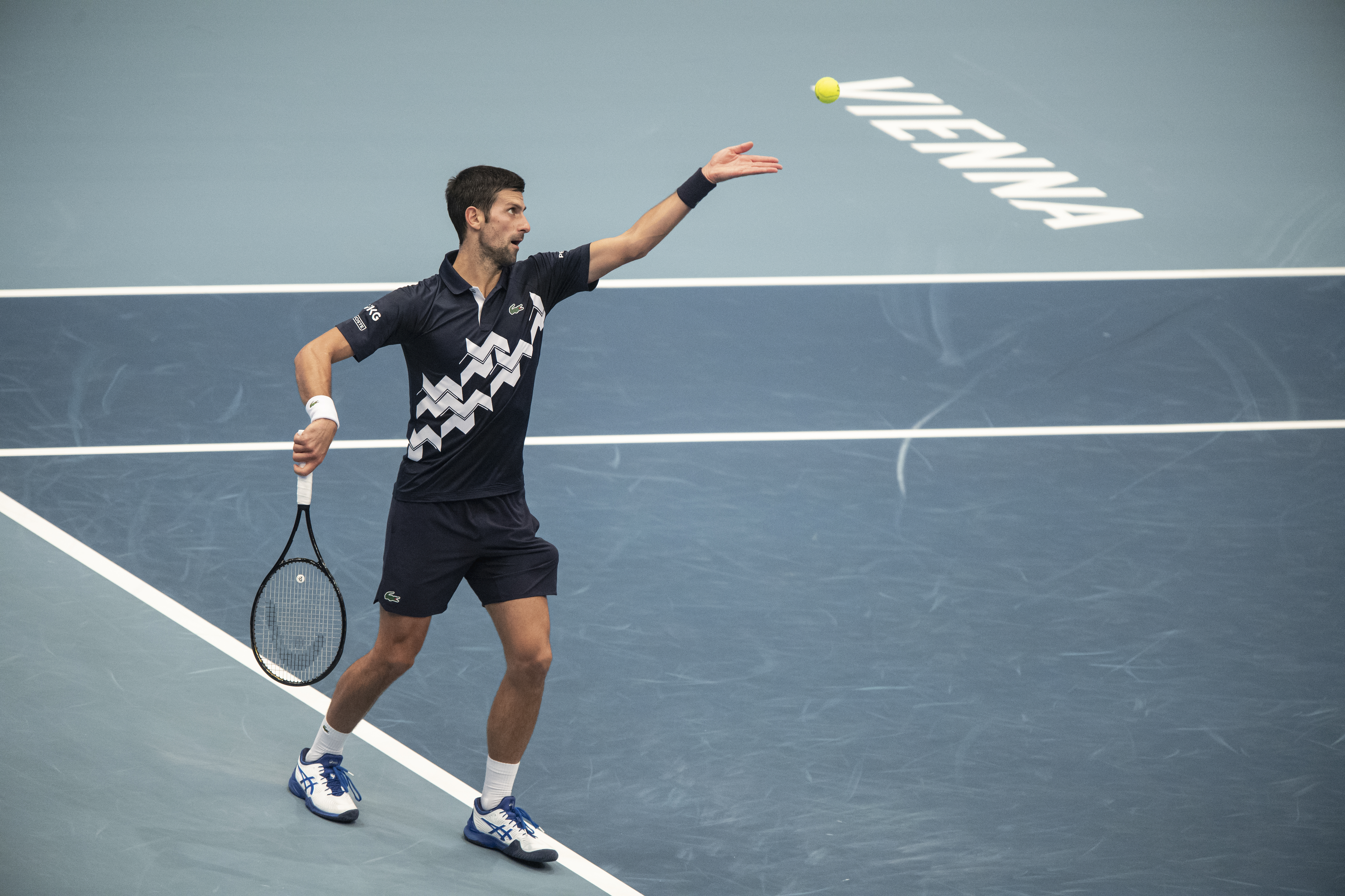 epa08781510 Novak Djokovic of Serbia in action during his second round match against Borna Coric of Croatia at the Erste Bank Open ATP tennis tournament in Vienna, Austria, 28 October 2020.  EPA-EFE/CHRISTIAN BRUNA