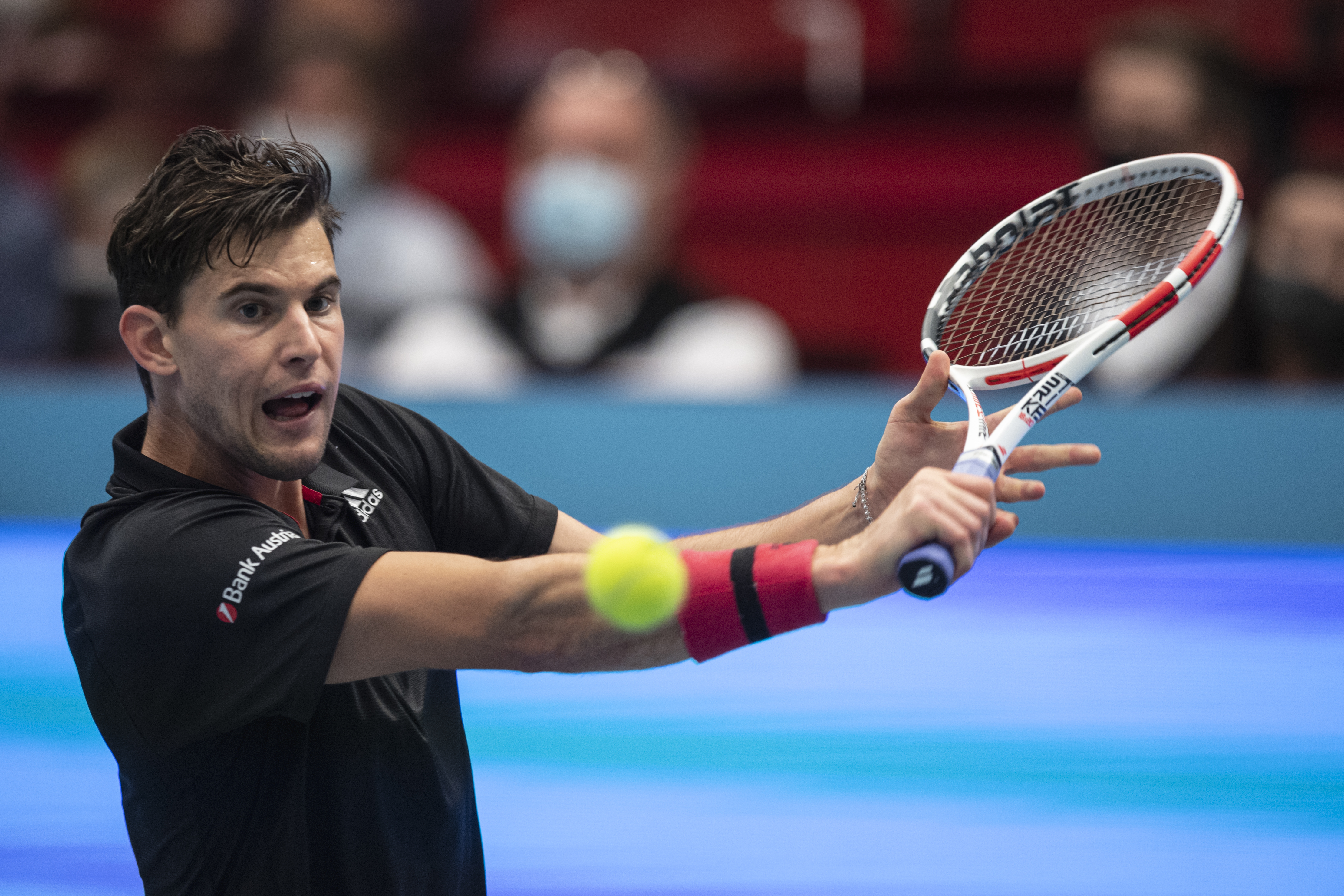 epa08784180 Dominic Thiem of Austria in action during his second round match against Cristian Garin of Chile at the Erste Bank Open ATP tennis tournament in Vienna, Austria, 29 October 2020.  EPA-EFE/CHRISTIAN BRUNA