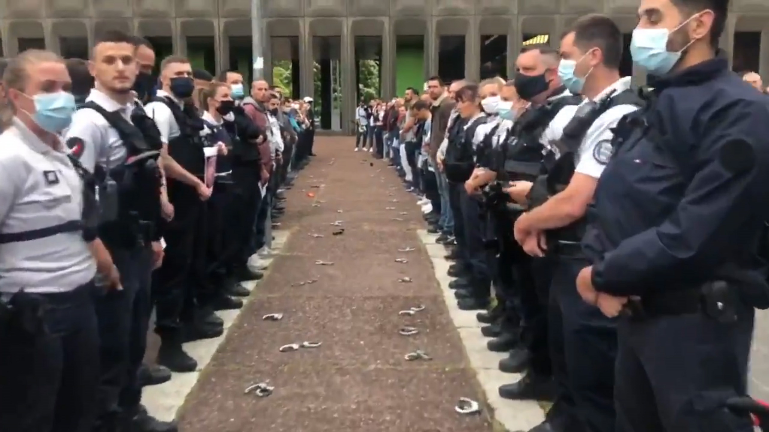 Skrinsotic, policajci bacaju lisice