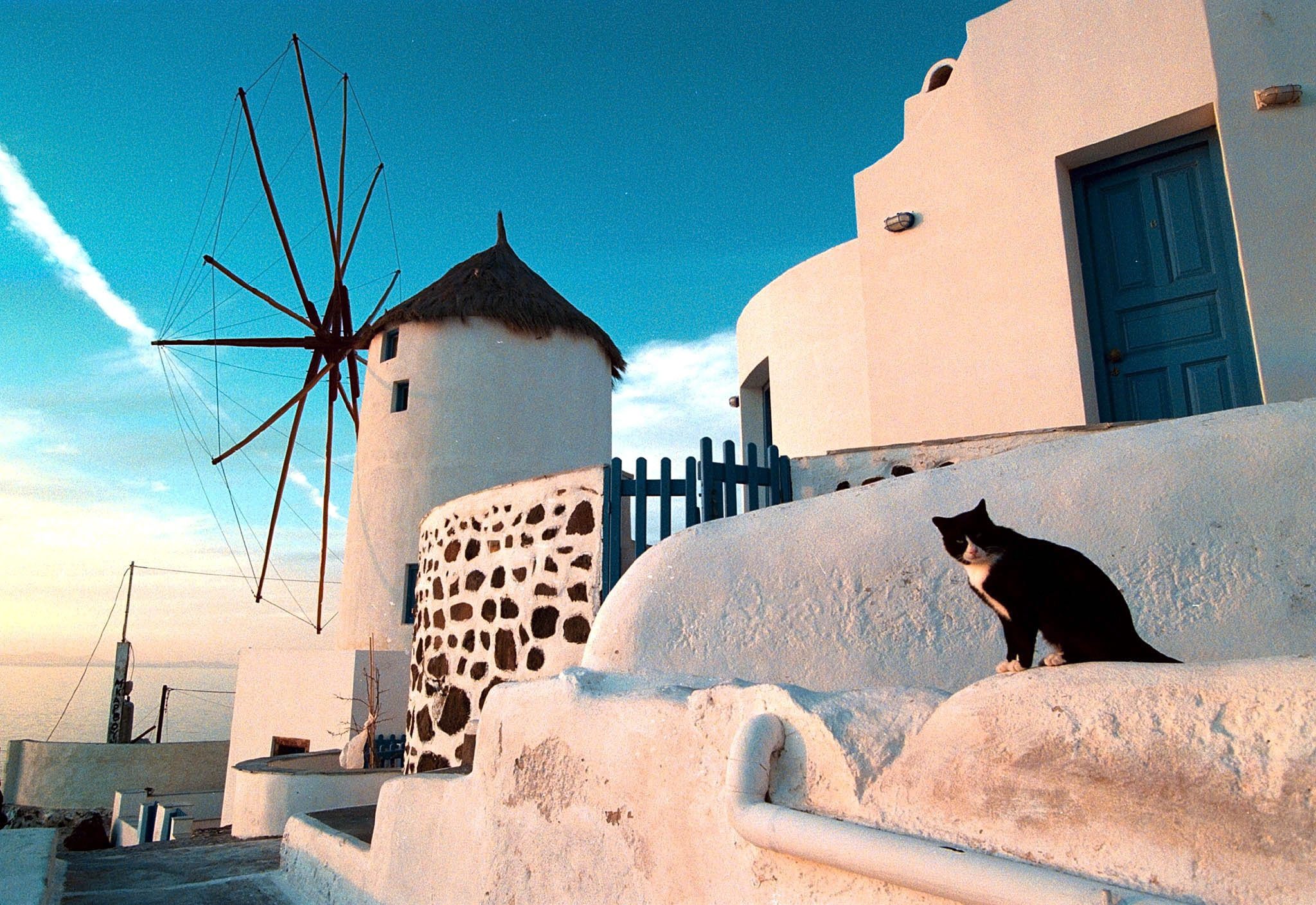 FFM742-19980501-OIA, SANTORINI, GREECE: A view of the windmills in Oia village of cycladic Santorini Island.
EPA PHOTO   EPA/LOUISA GOULIAMAKI