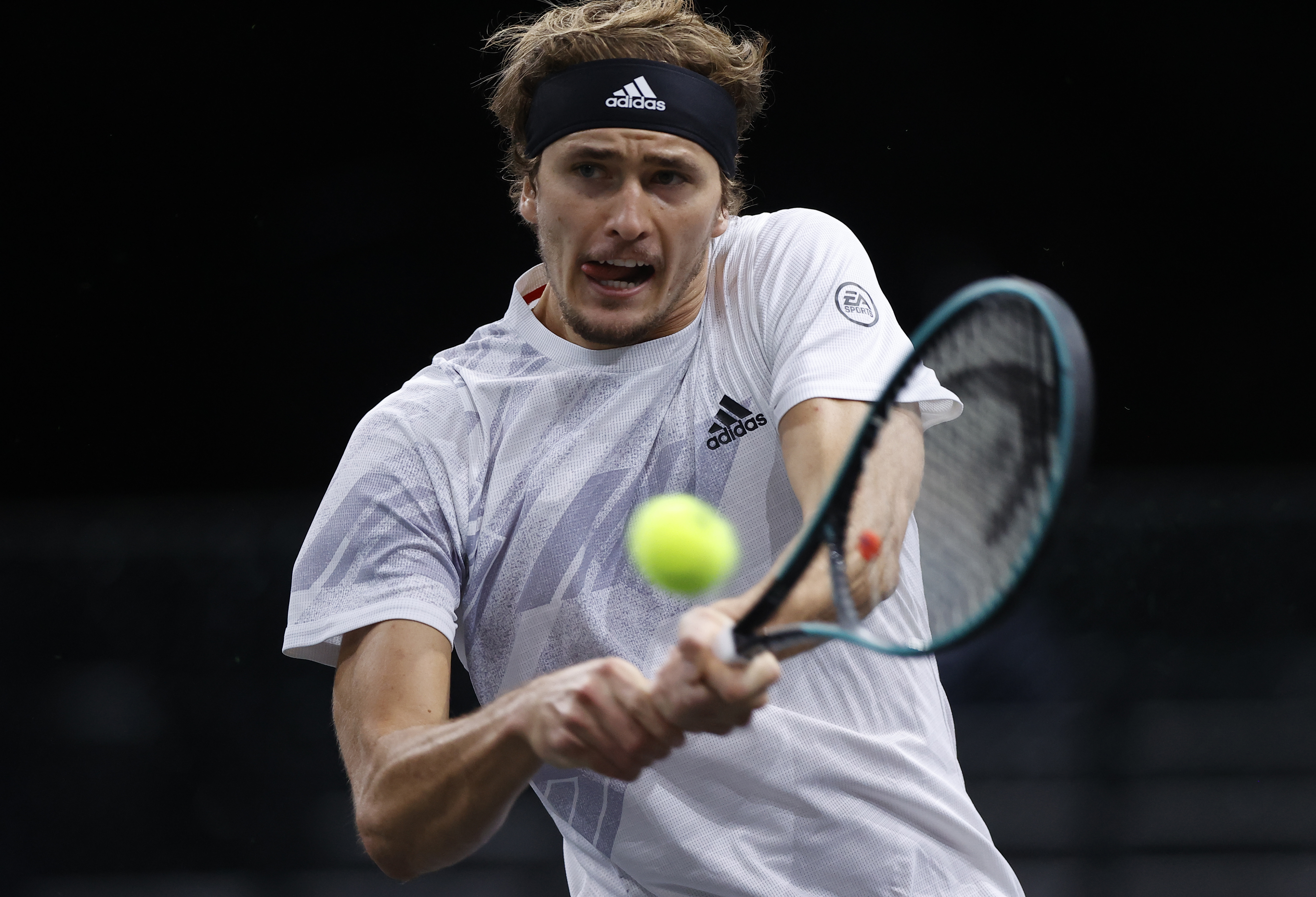 epaselect epa08805144 Alexander Zverev of Germany  in action during his semifinal match against  Rafael Nadal of Spain at the Rolex Paris Masters tennis tournament in Paris, France, 07 November 2020.  EPA-EFE/IAN LANGSDON