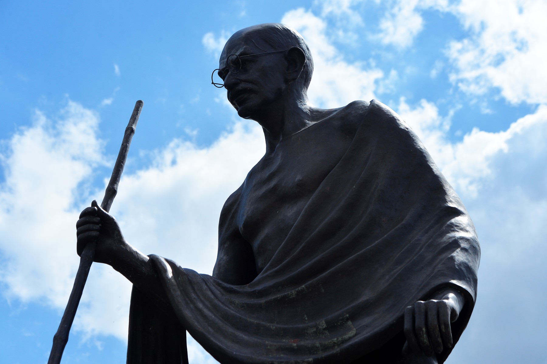 Keith Vaz Visits the Gandhi Statue - Leicester
