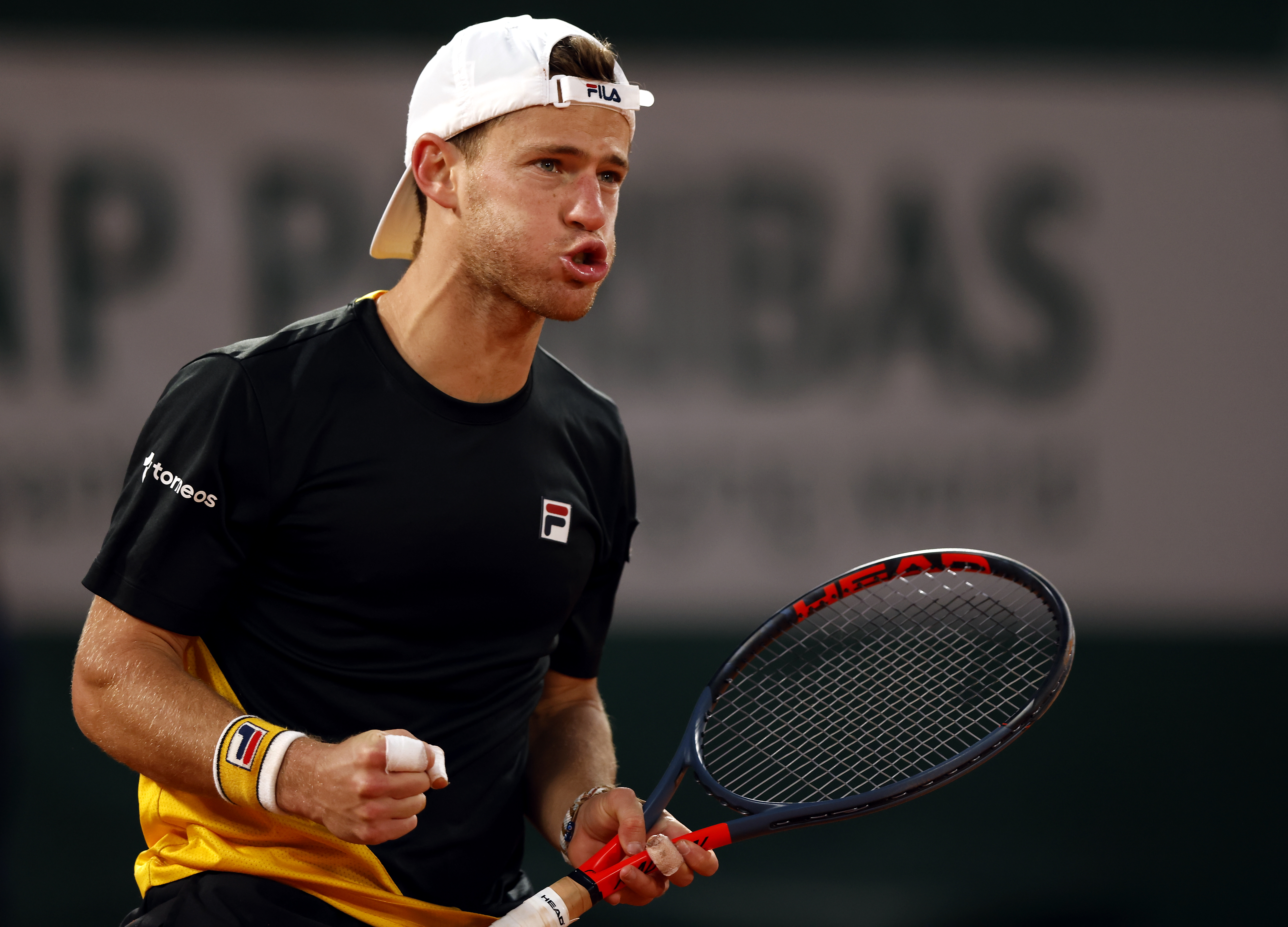 epa08724911 Diego Schwartzman of Argentina reacts as he plays Dominic Thiem of Austria during their men?s quarter final match during the French Open tennis tournament at Roland ?Garros in Paris, France, 06 October 2020.  EPA-EFE/IAN LANGSDON