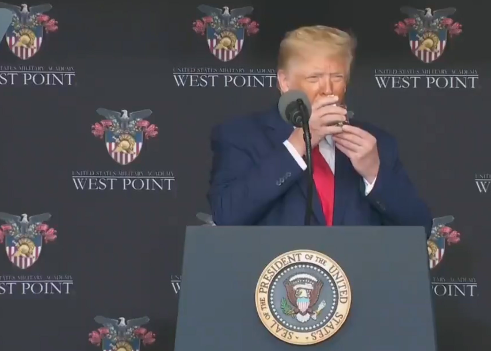 Donald Tramp drzi casu sa dve ruke