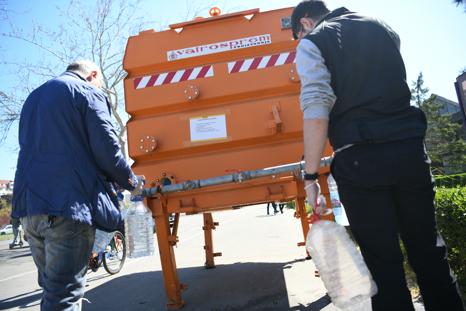 Beograd 08.04.2020. Dezinfekcija opština Novi Beograd, sredstvo za dezinfekciju, dezinfekciono sredstvo Foto:Vesna Lalić/Nova.rs