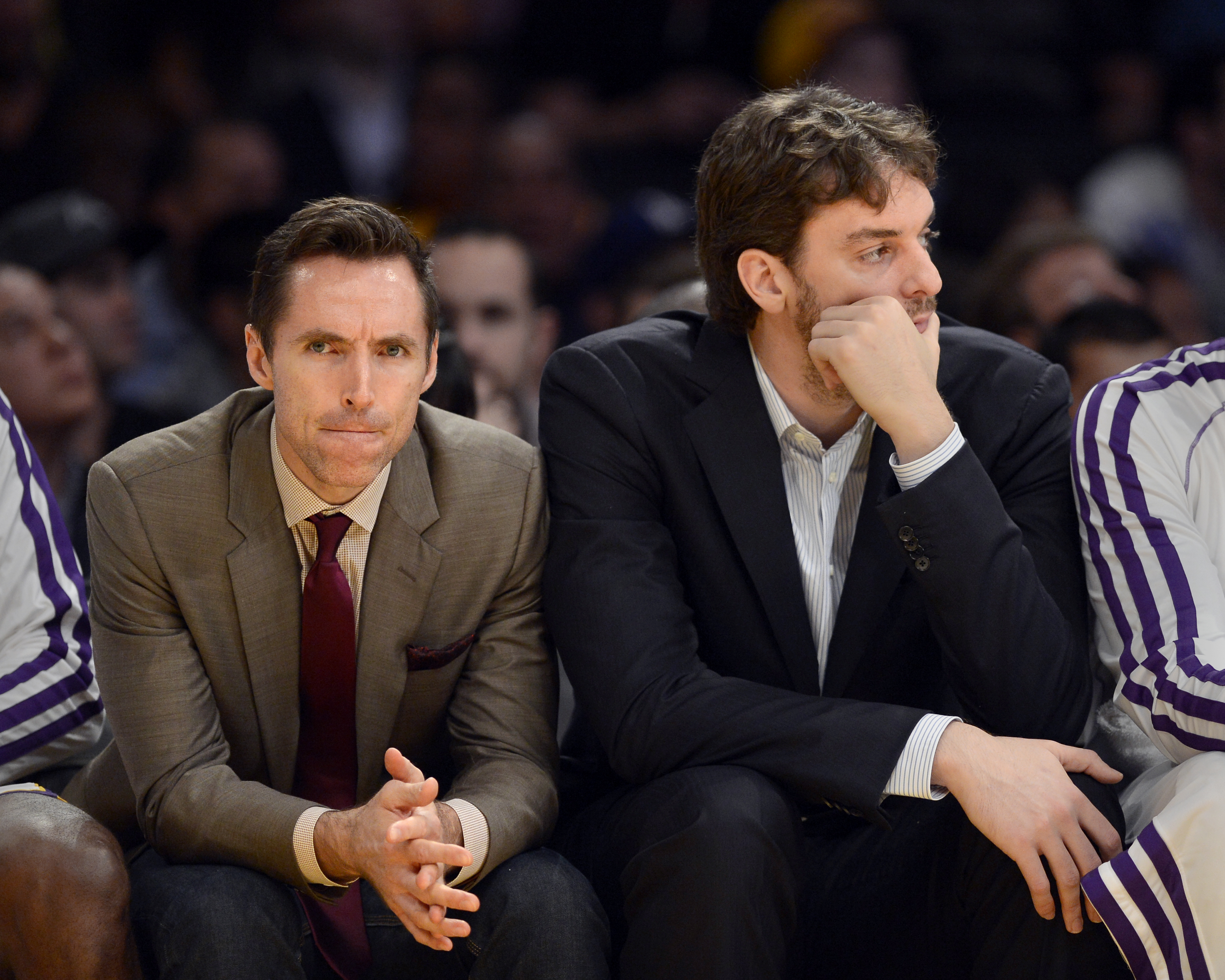 epa03503423 Injured Los Angeles Lakers Steve Nash of Canada (L) and Pau Gasol of Spain (R) watch from the bench as the Lakers lose to the Utah Jazz during their NBA game in Los Angeles, California USA, 09 December 2012.  Foto: EPA/PAUL BUCK CORBIS OUT