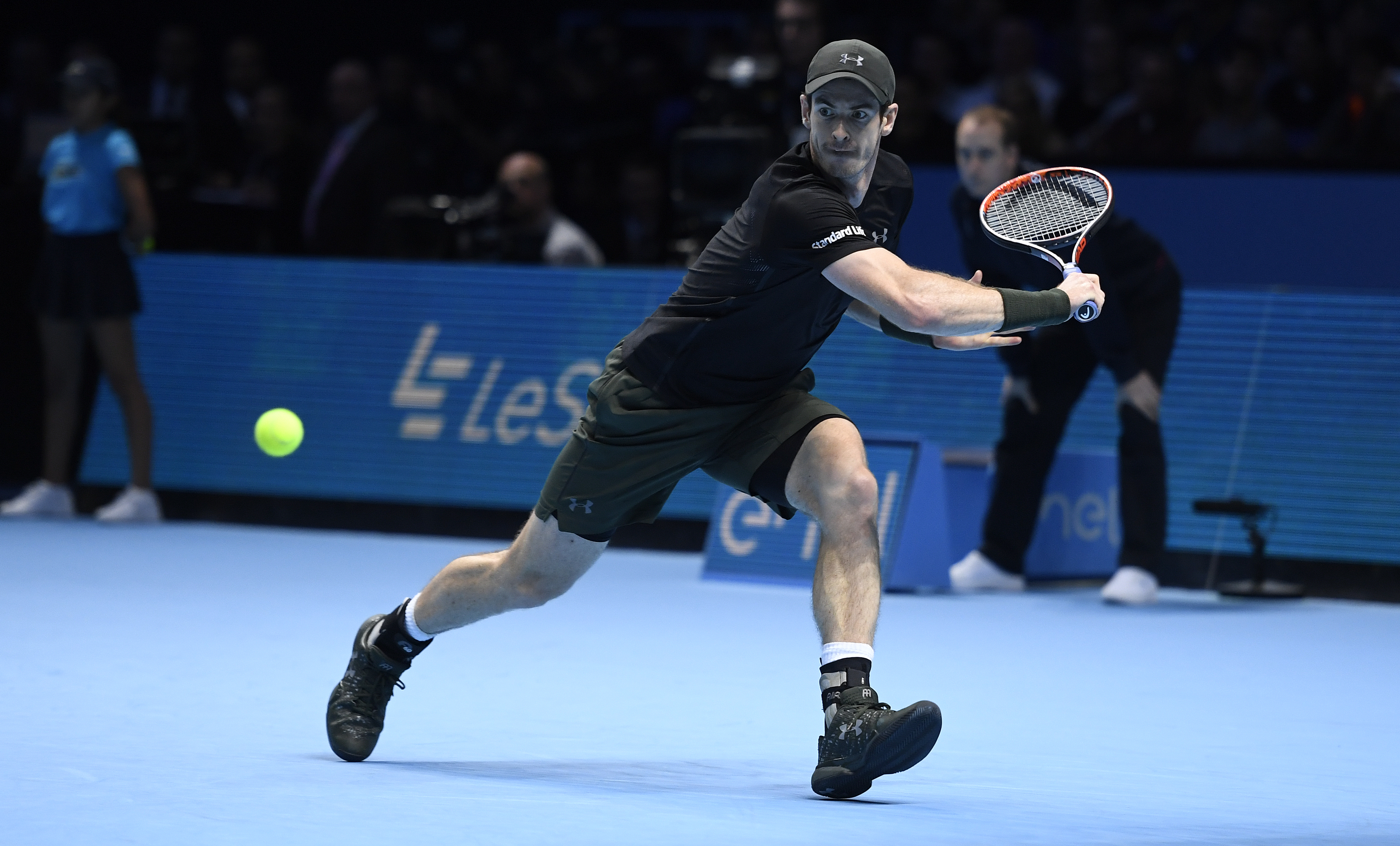 epa05640060 Britain's Andy Murray returns the ball against Novak Djokovic of Serbia during their men's singles final match at the ATP World Tour finals tennis tournament at the O2 Arena in London, Britain, 20 November 2016.  EPA/WILL OLIVER