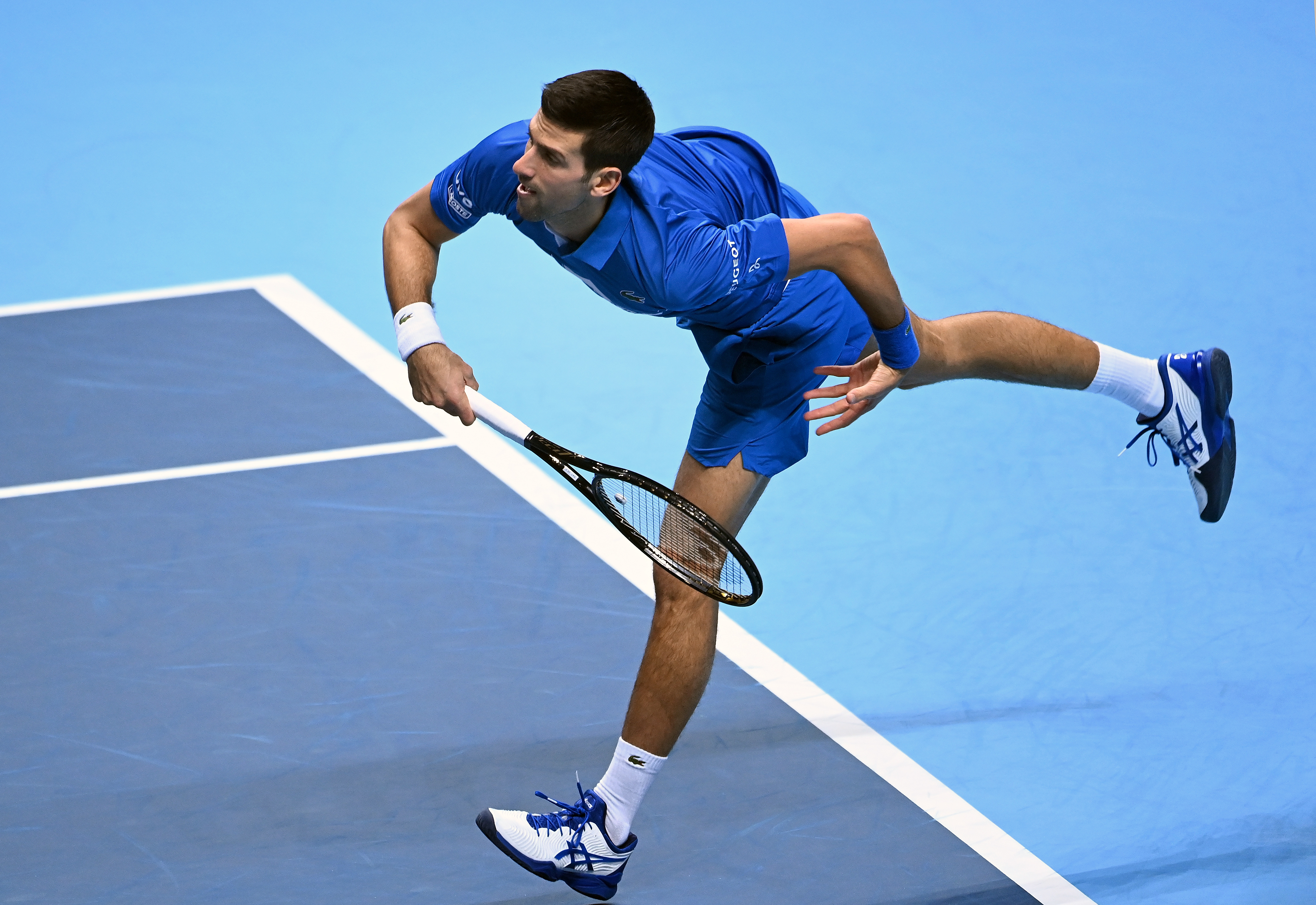 epa08833254 Novak Djokovic of Serbia in action against Dominic Thiem of Austria during their semi-final tennis match at the ATP World Tour Finals tennis tournament in London, Britain, 21 November 2020.  EPA-EFE/ANDY RAIN