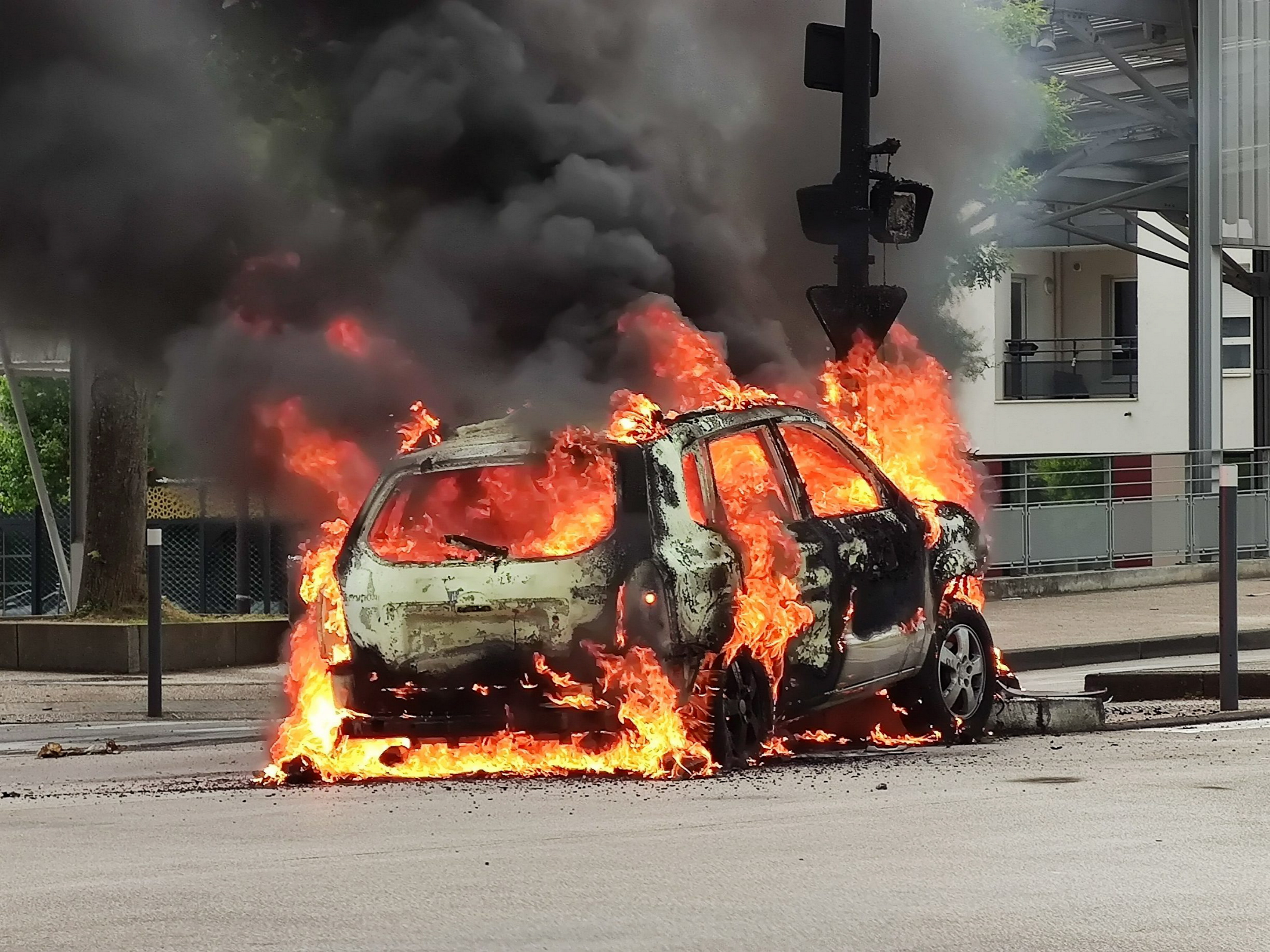 Dižon, Violence erupts on streets in Dijon