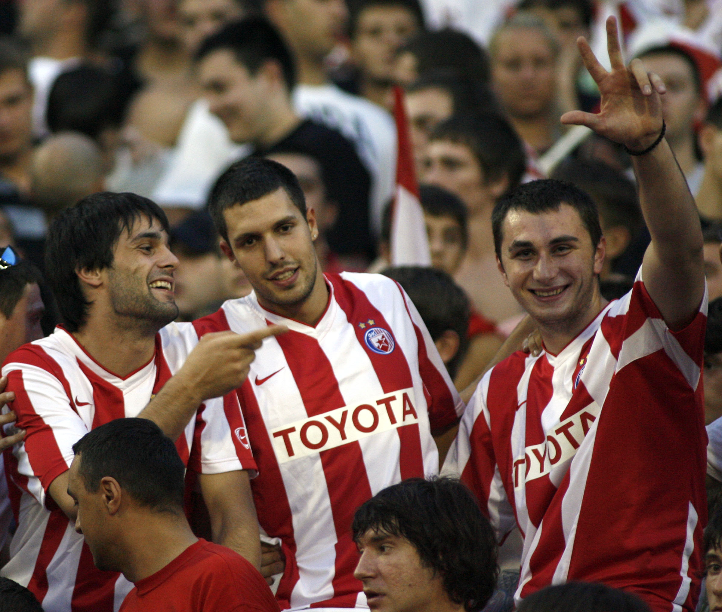 Fudbal, UEFA Champions League third qualifying round, second leg.Crvena Zvezda (Red Star) Vs. Glasgow Rangers.from left Milos Teodosic, Nemanja Aleksandrov and Mile Ilic, basketball players.Belgrade, 28.08.2007..foto: Srdjan Stevanovic