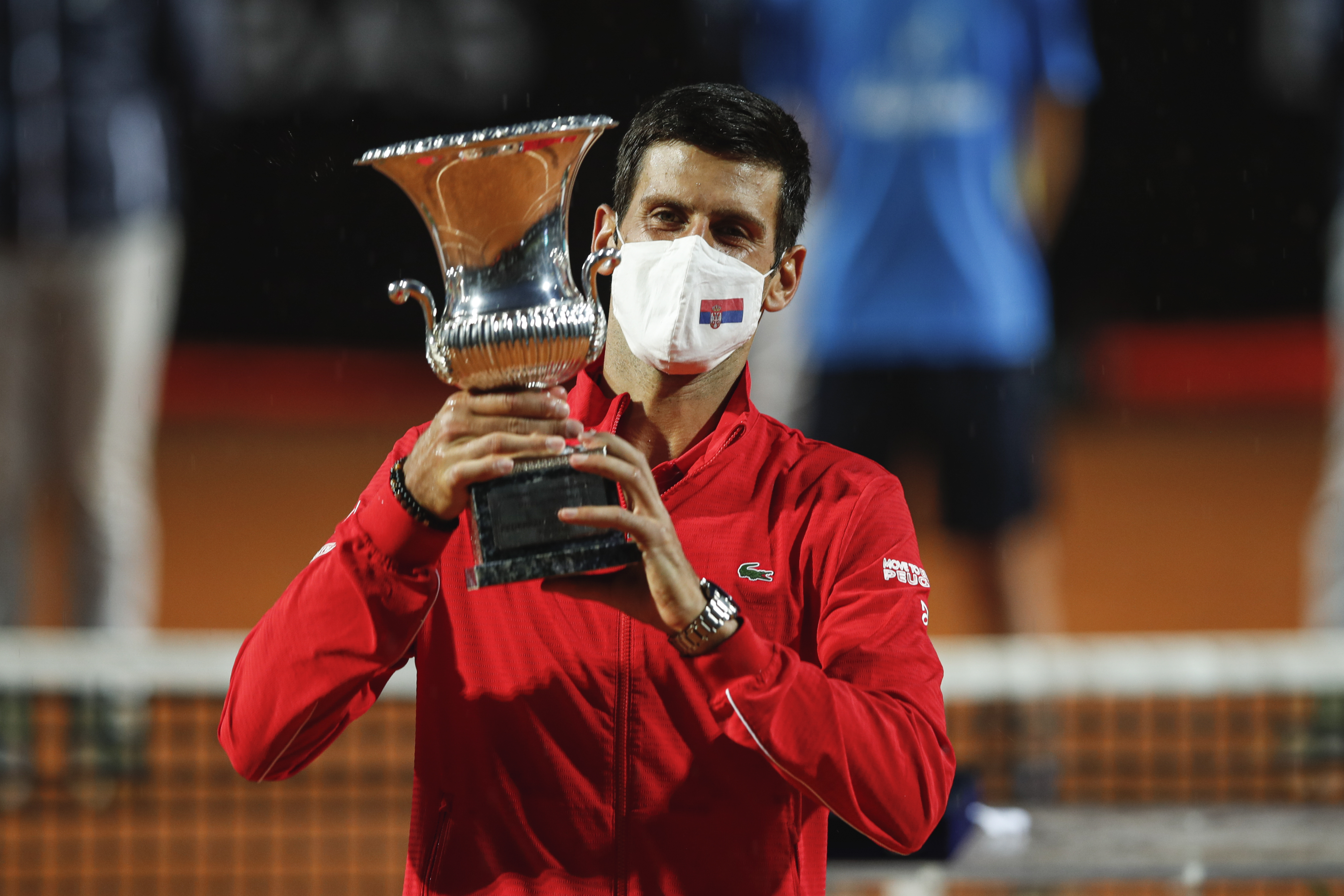 epa08686925 Novak Djokovic of Serbia celebrates with his trophy after the men's singles final round match at the Italian Open tennis tournament in Rome, Italy, 21 September 2020.  EPA-EFE/Clive Brunskill / POOL
