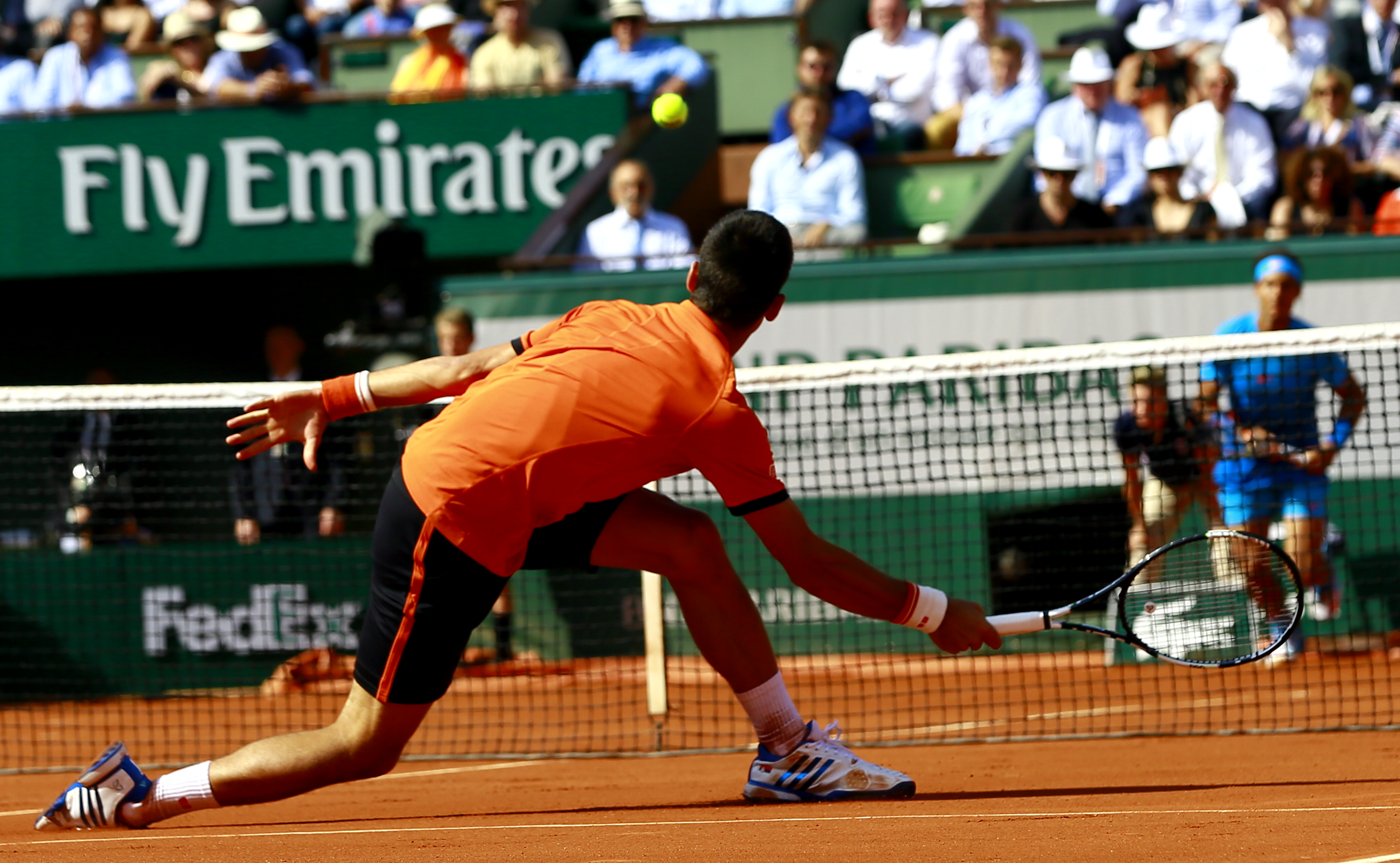 epa04781927 Novak Djokovic of Serbia in action against Rafael Nadal of Spain during their quarterfinal match for the French Open tennis tournament at Roland Garros in Paris, France, 03 June 2015.  EPA/ROBERT GHEMENT